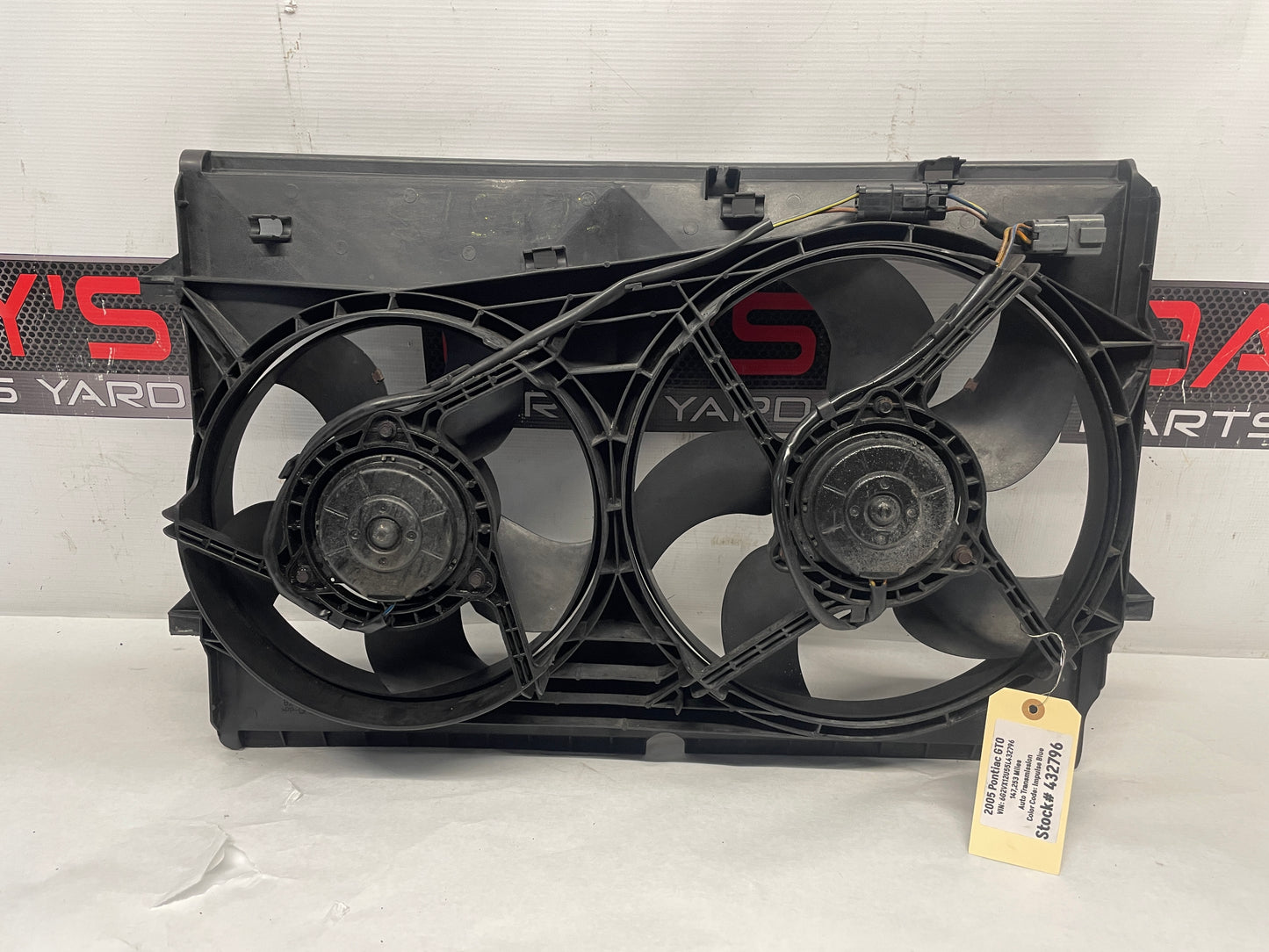 2005 Pontiac GTO Dual Radiator Electric Cooling Fans Shroud Assembly OEM - Day's Parts Yard