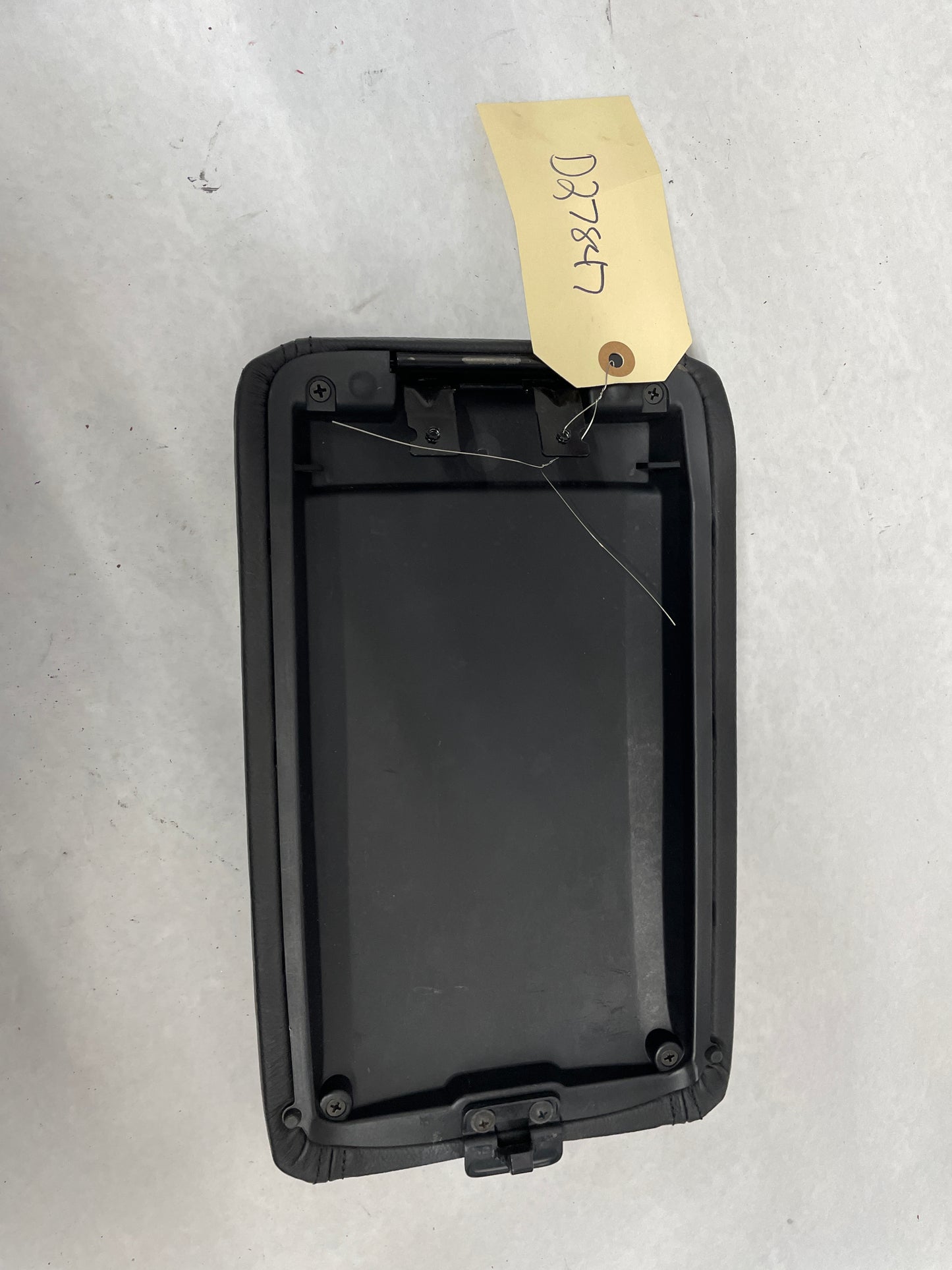 2006 Pontiac GTO Center Console Lid OEM - Day's Parts Yard