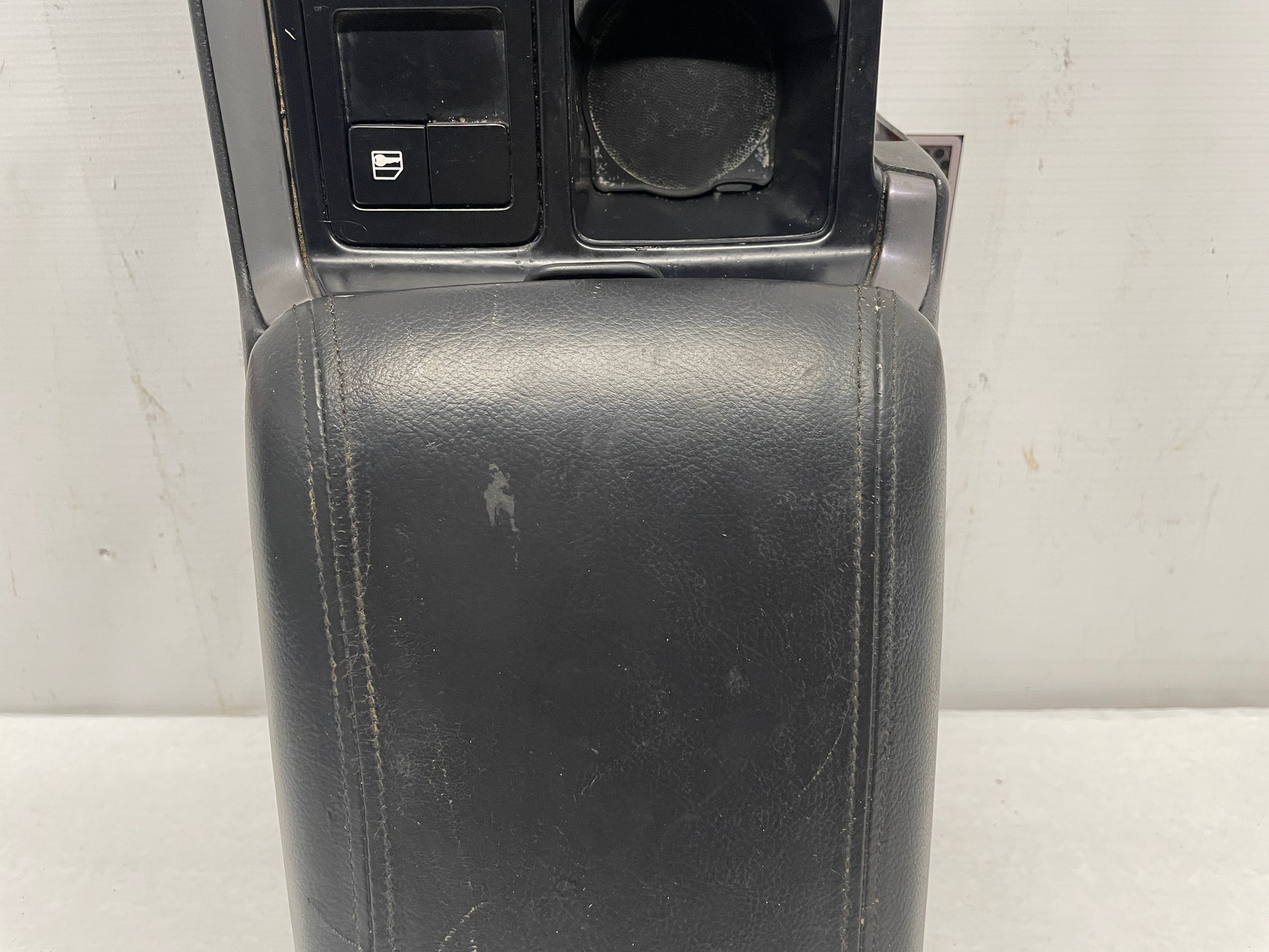 2005 Pontiac GTO Center Console Armrest OEM - Day's Parts Yard