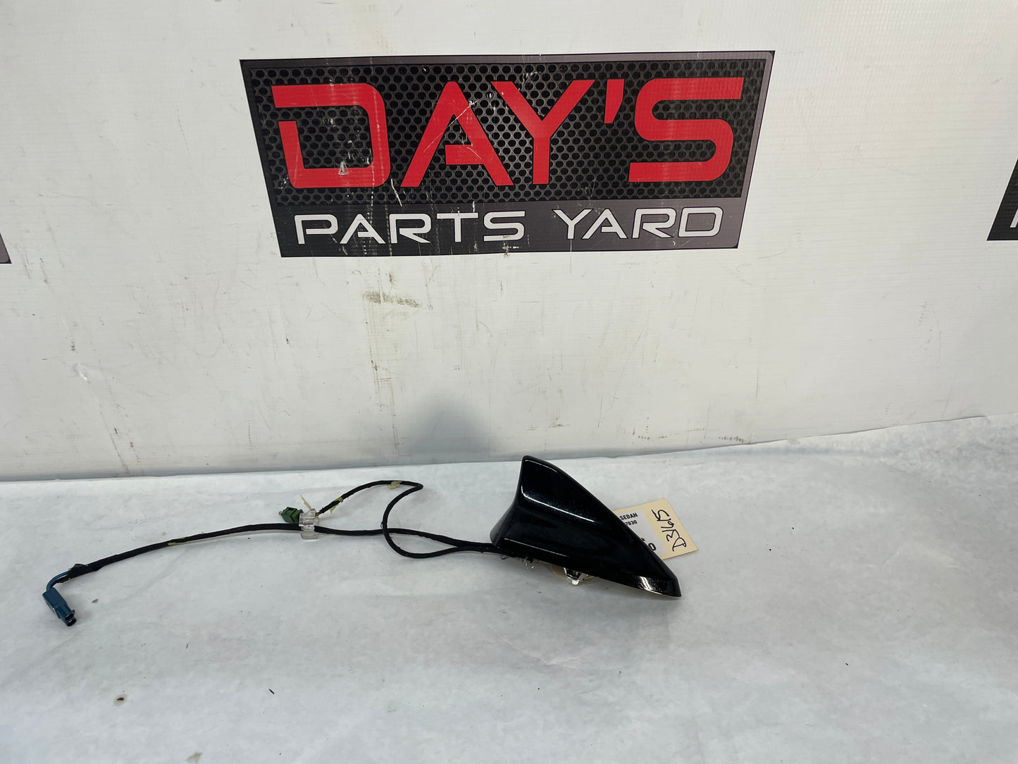 2009 Cadillac CTS-V Sedan Shark Fin High Frequency Radio Antenna OEM - Day's Parts Yard