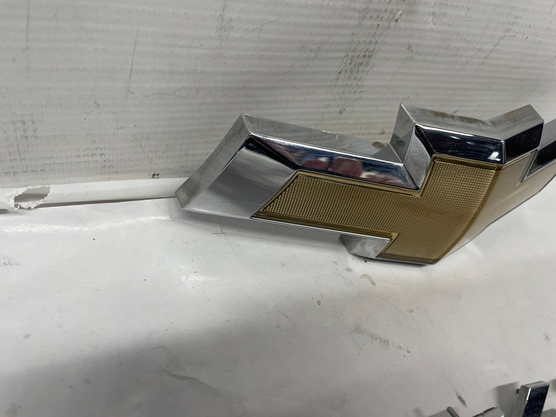 2014 Chevy Camaro ZL1 Front Bumper Grille Bowtie & ZL1 Emblem OEM - Day's Parts Yard