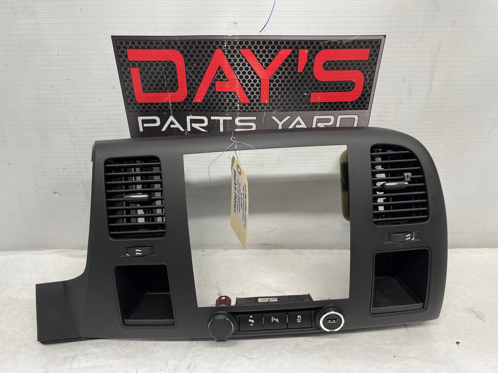 2013 GMC Sierra C1500 SLE Center Dash Radio Heat AC Trim Surround Bezel Vents OEM - Day's Parts Yard