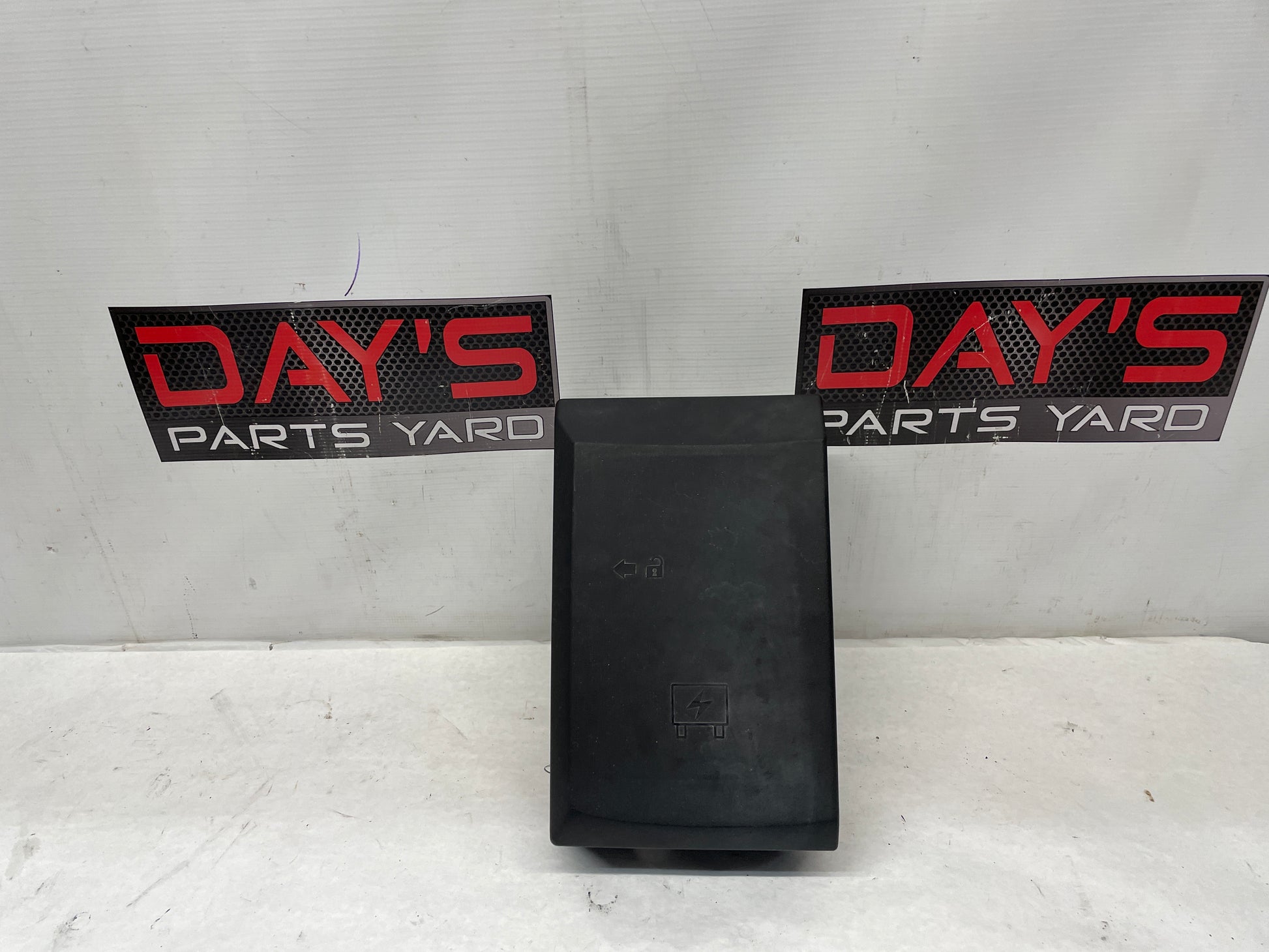 2013 GMC Sierra C1500 SLE Engine Fuse Box Cover Panel OEM - Day's Parts Yard