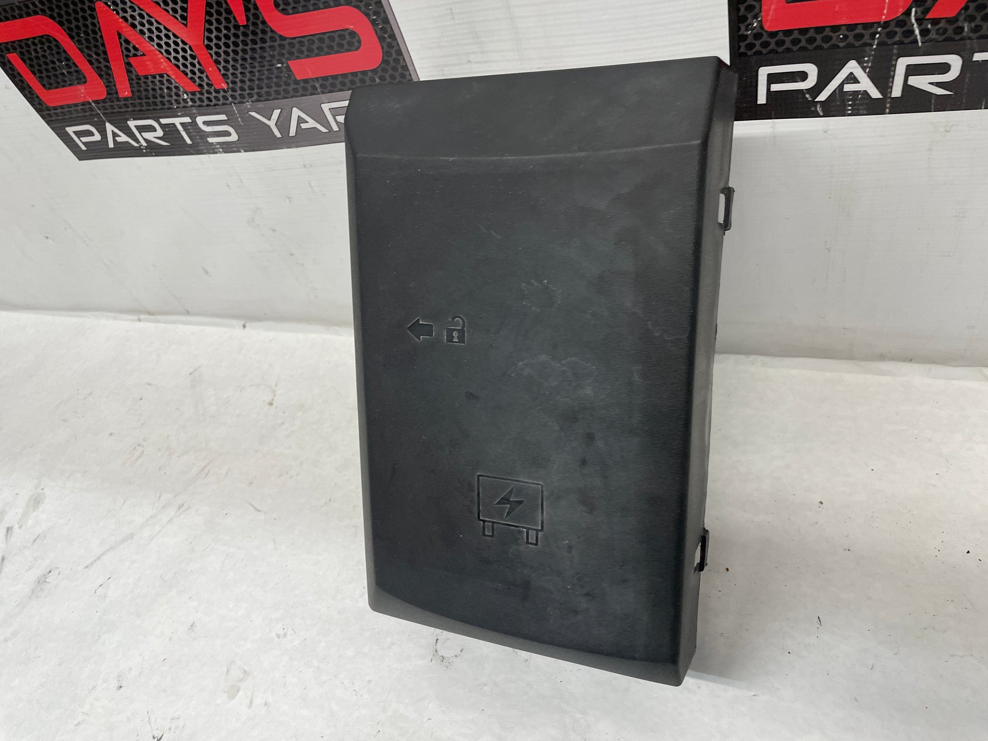 2013 GMC Sierra C1500 SLE Engine Fuse Box Cover Panel OEM - Day's Parts Yard