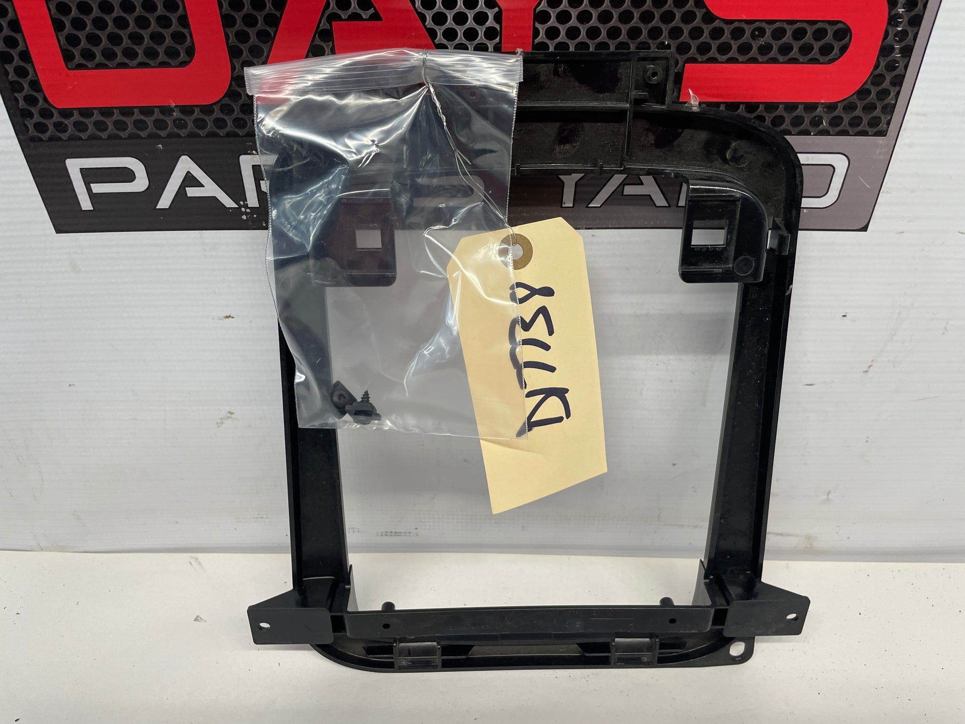2009 Pontiac G8 GT Over Head Dome Light Frame w/ Hardware OEM - Day's Parts Yard