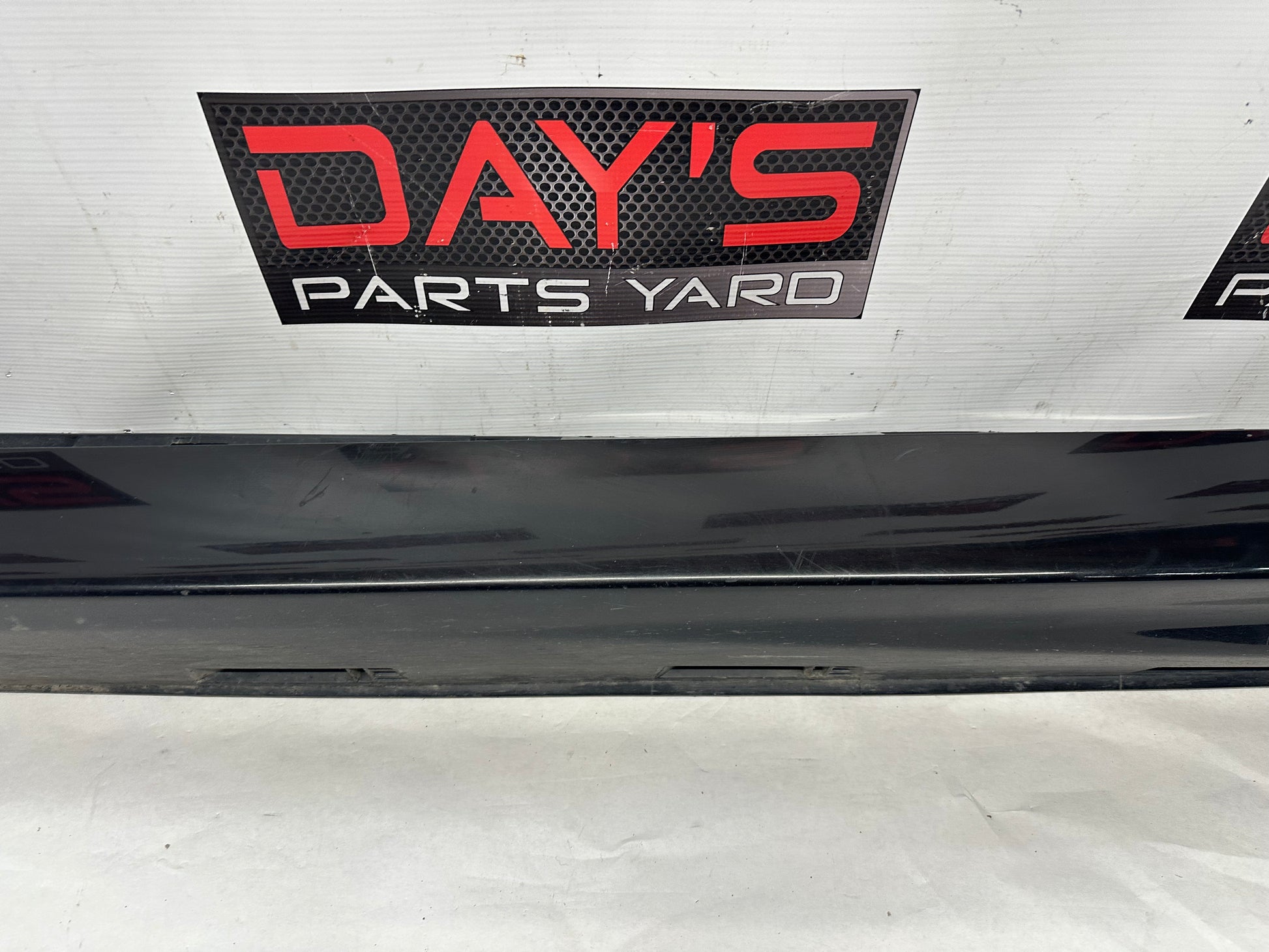 2009 Pontiac G8 GT LH Driver Rocker Molding Side Skirt Panel Trim OEM - Day's Parts Yard