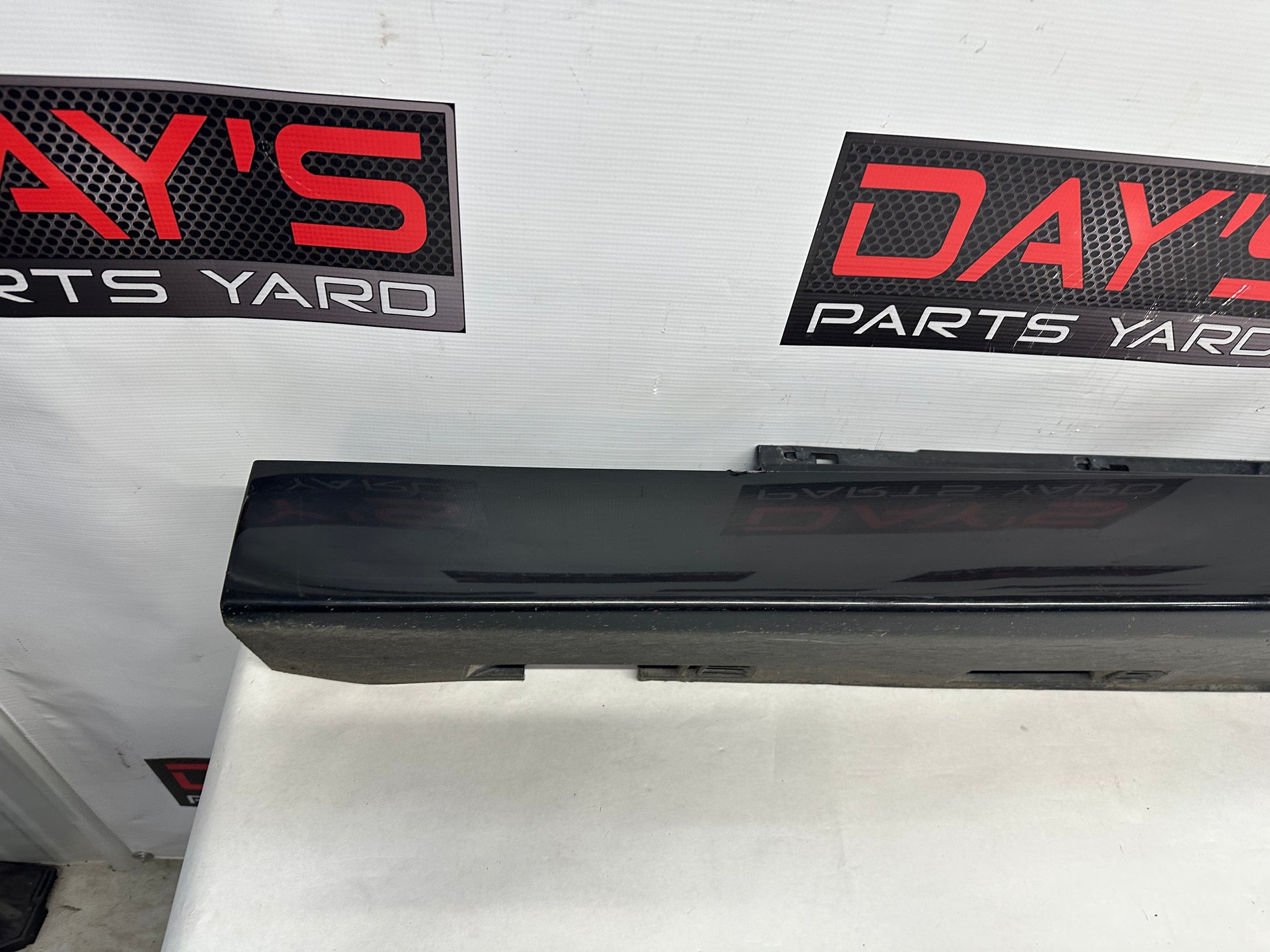 2009 Pontiac G8 GT LH Driver Rocker Molding Side Skirt Panel Trim OEM - Day's Parts Yard