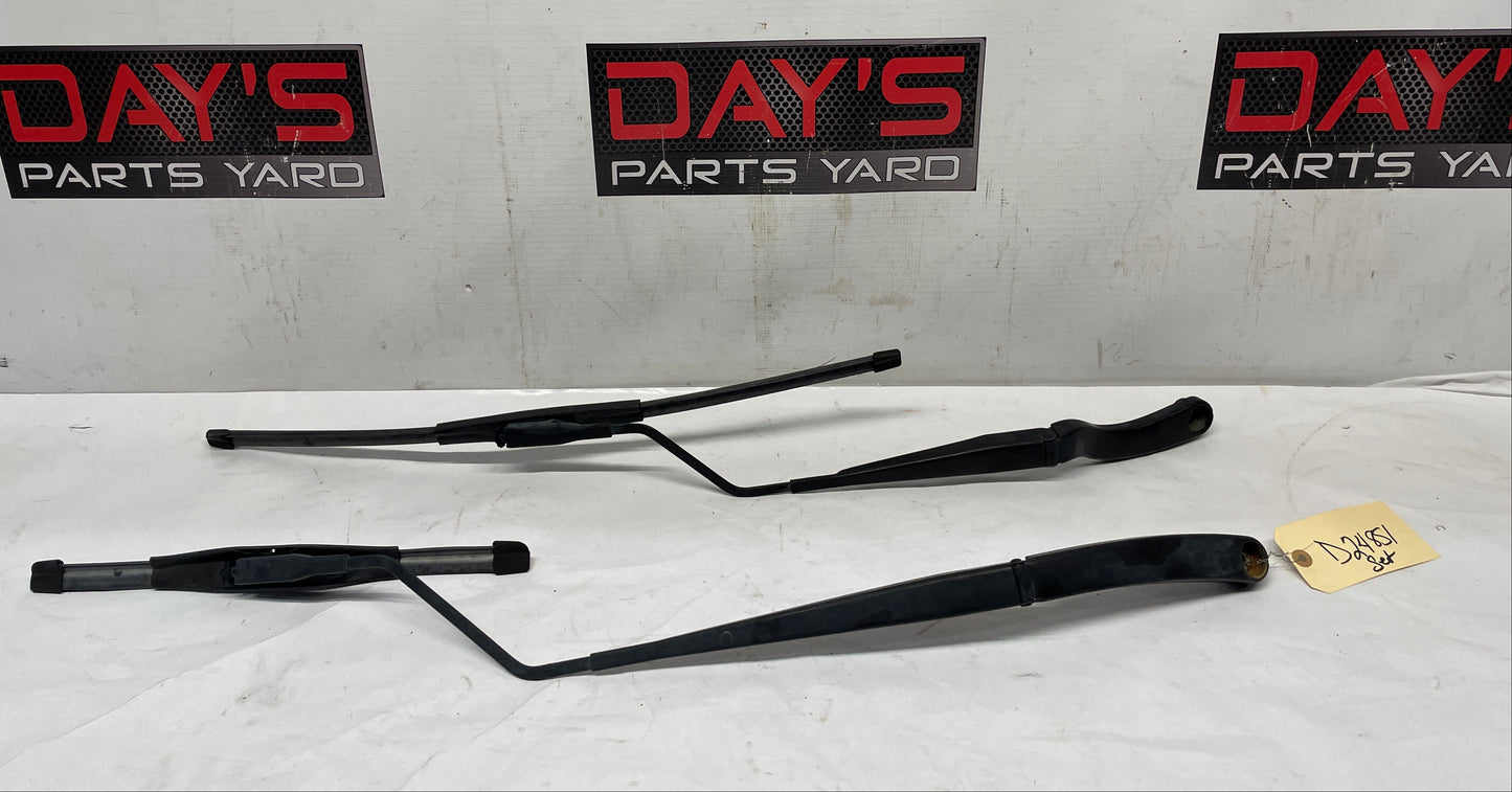 2016 Chevy SS Sedan RH & LH Windshield Wiper Arms Set OEM - Day's Parts Yard