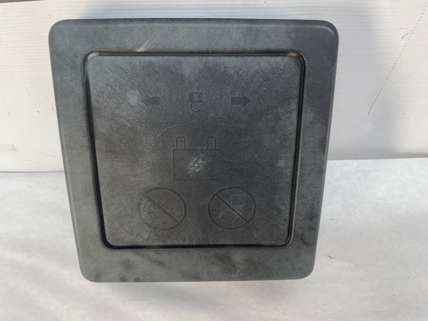 2015 Chevy SS Sedan Engine Bay Fuse Box Relay Cover Lid OEM