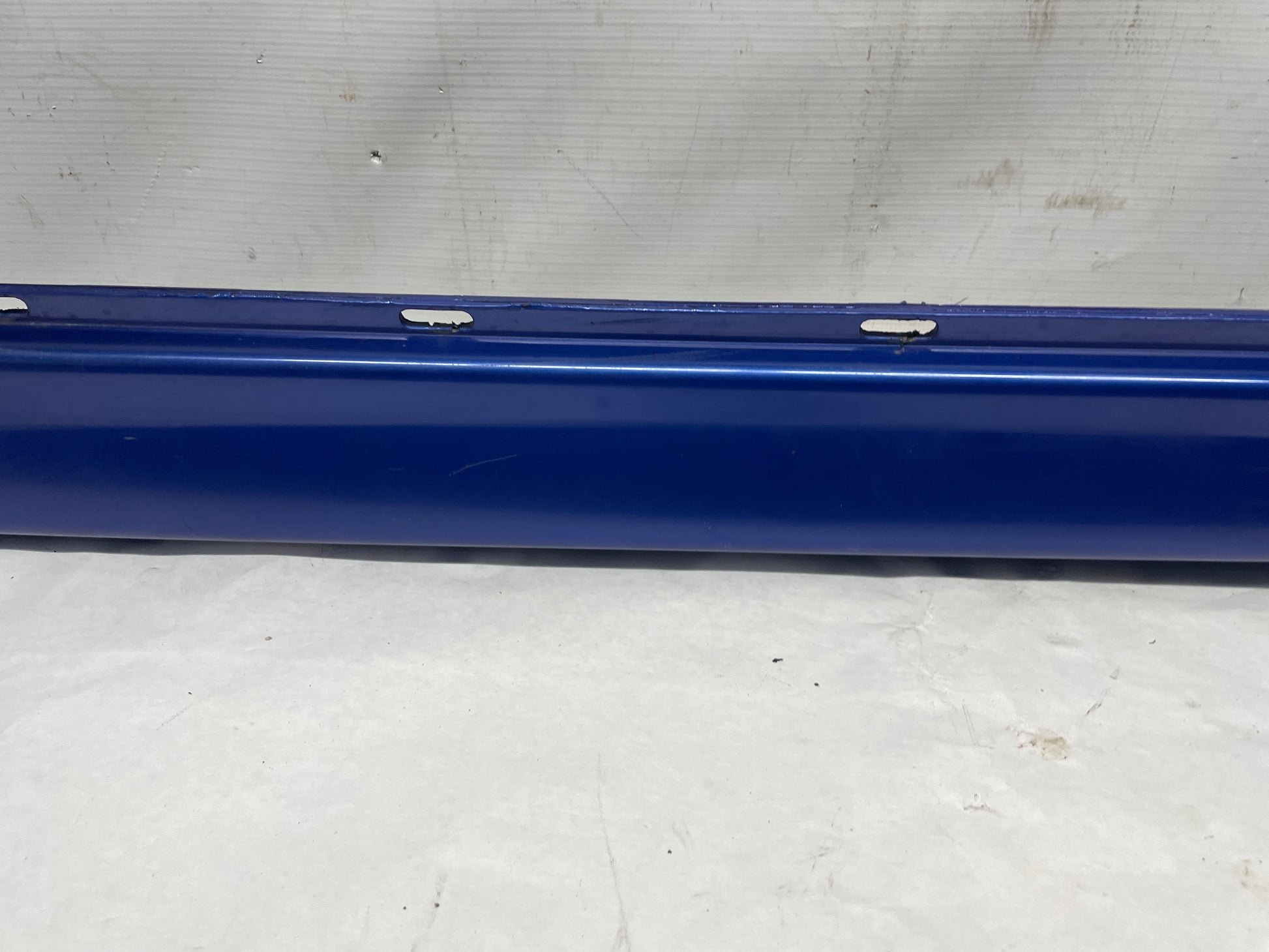 2005 Pontiac GTO LH Driver Rocker Molding Side Skirt Trim Panel OEM - Day's Parts Yard