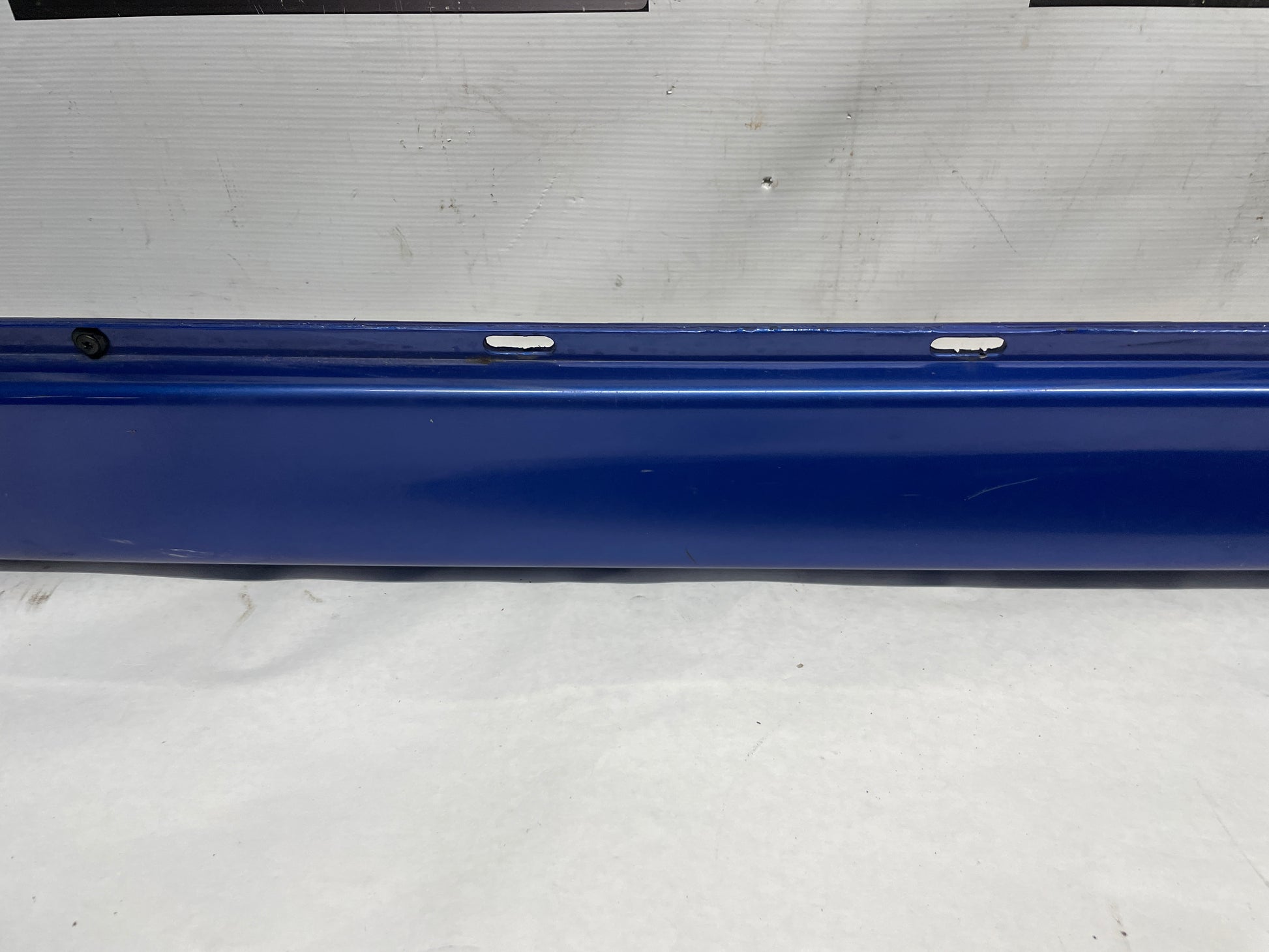 2005 Pontiac GTO LH Driver Rocker Molding Side Skirt Trim Panel OEM - Day's Parts Yard