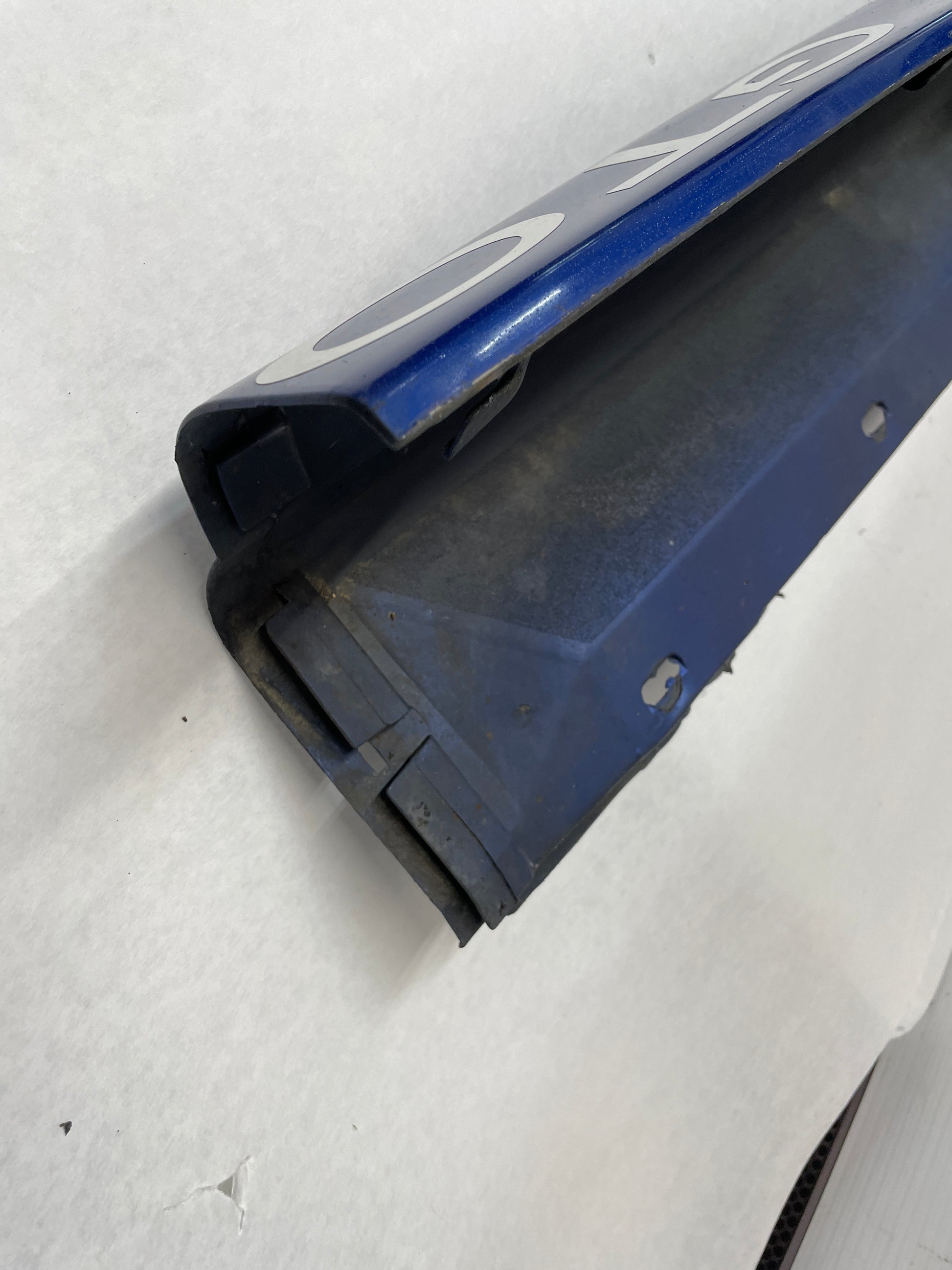 2005 Pontiac GTO LH Driver Rocker Molding Side Skirt Trim Panel OEM - Day's Parts Yard