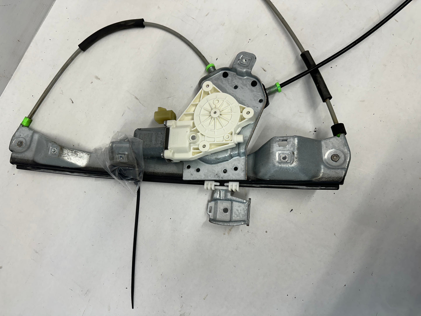2009 Pontiac G8 GT LH Driver Front Door Window Regulator Motor OEM - Day's Parts Yard