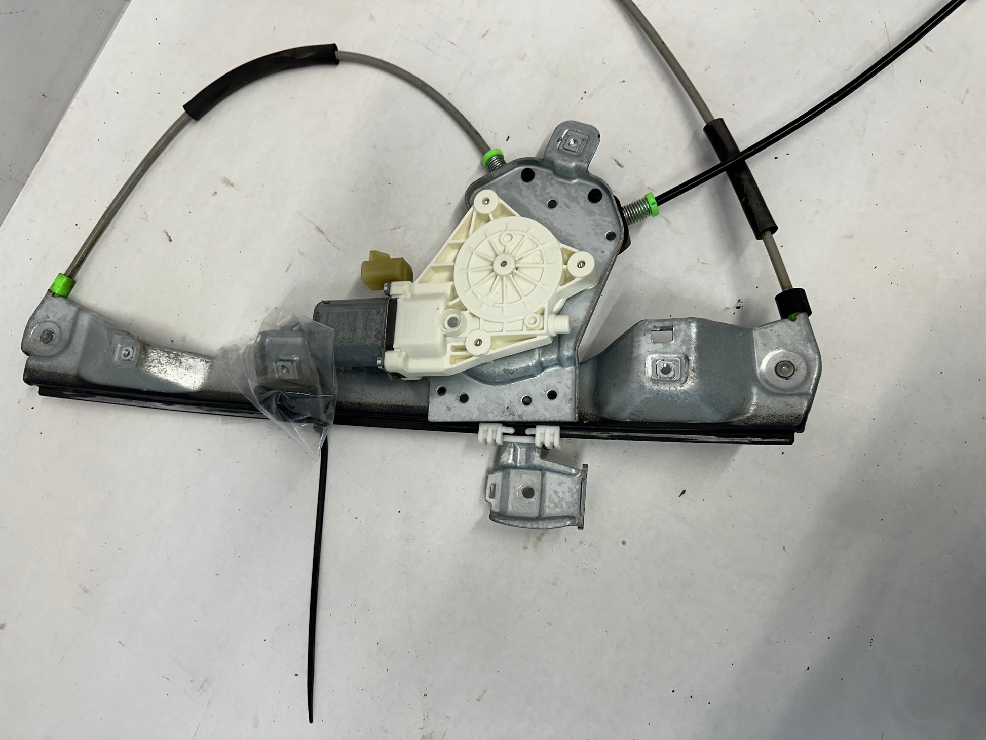 2009 Pontiac G8 GT LH Driver Front Door Window Regulator Motor OEM - Day's Parts Yard