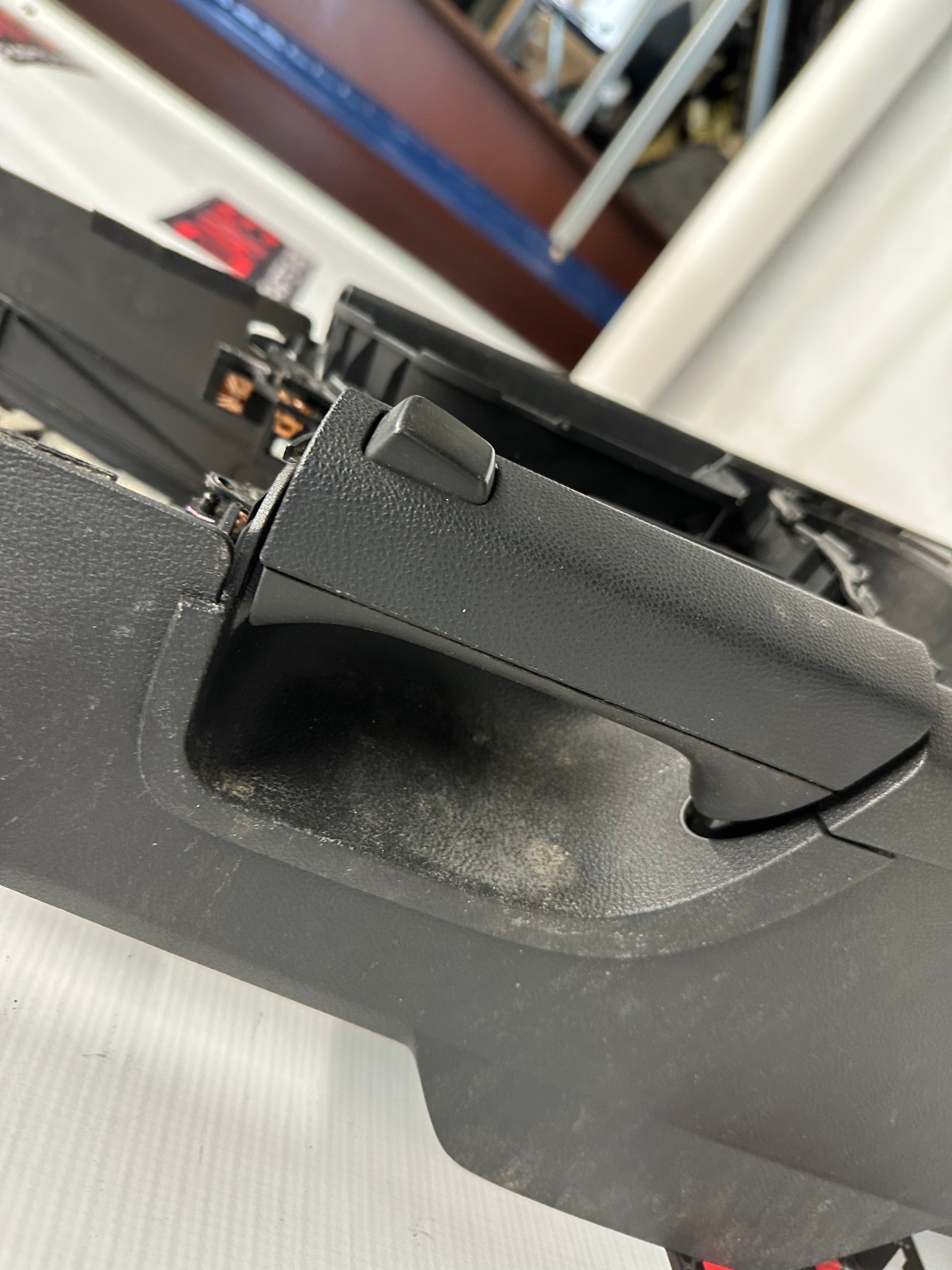 2009 Pontiac G8 GT Center Console OEM - Day's Parts Yard