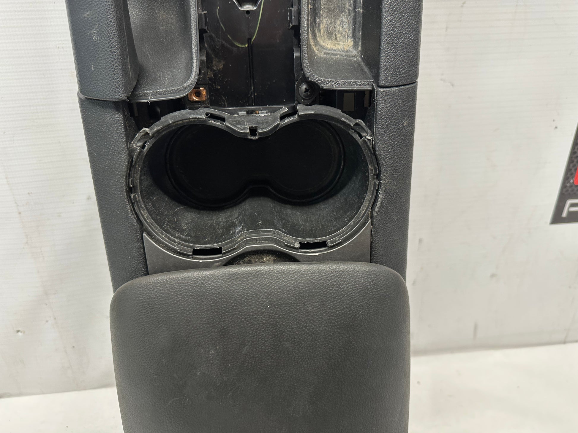 2009 Pontiac G8 GT Center Console OEM - Day's Parts Yard
