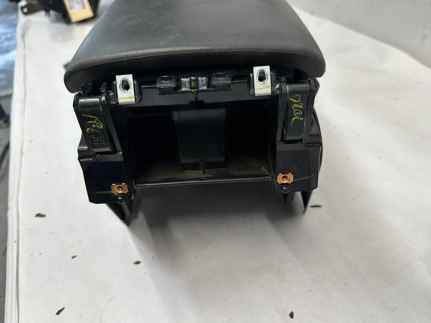2009 Pontiac G8 GT Center Console OEM - Day's Parts Yard