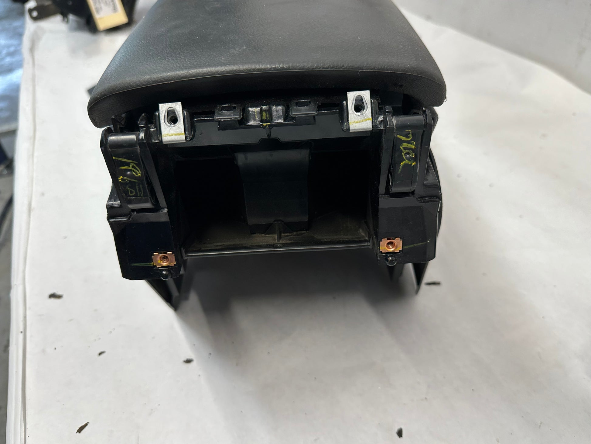 2009 Pontiac G8 GT Center Console OEM - Day's Parts Yard