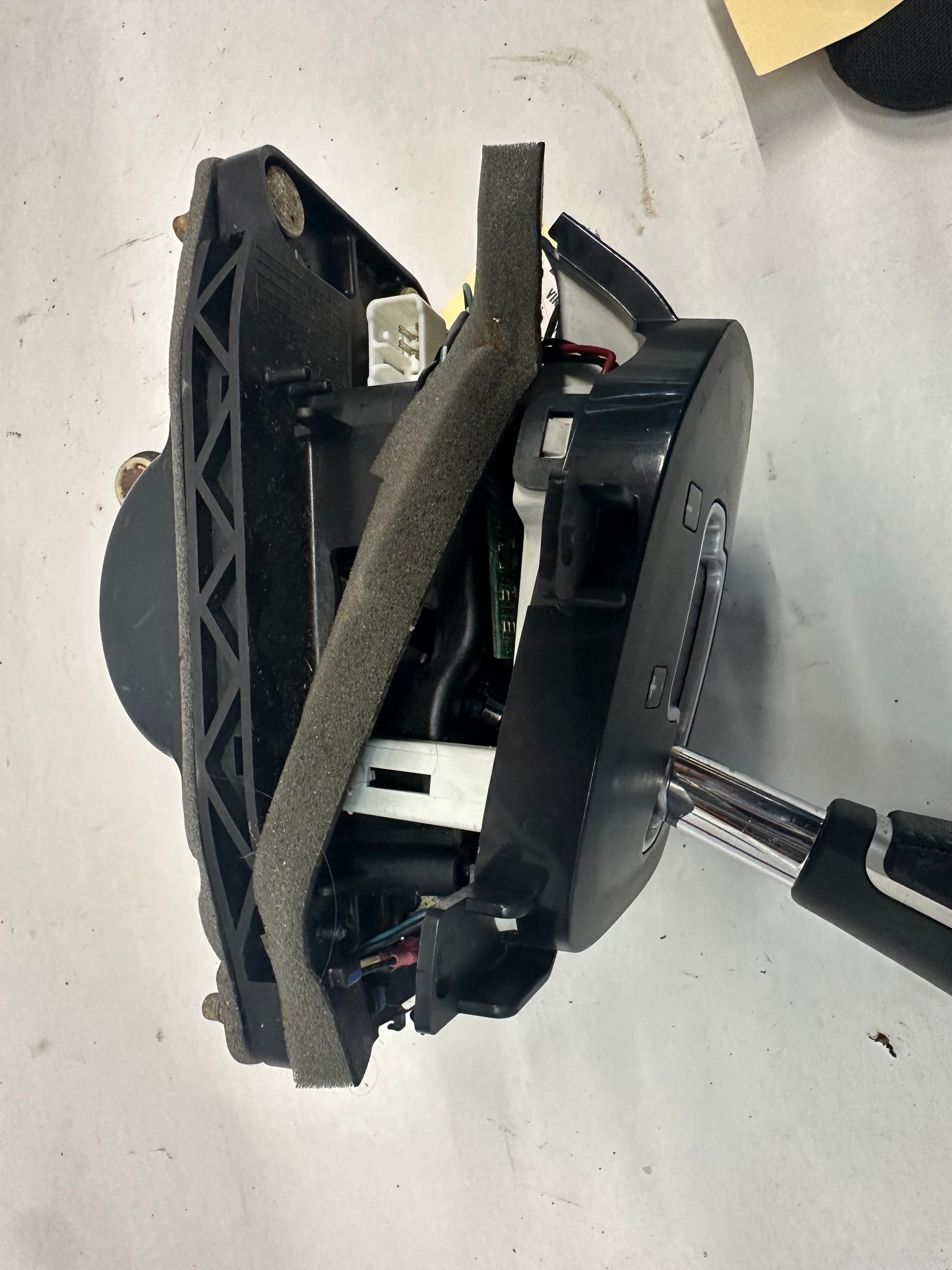 2009 Pontiac G8 GT Automatic Shifter Assembly OEM - Day's Parts Yard