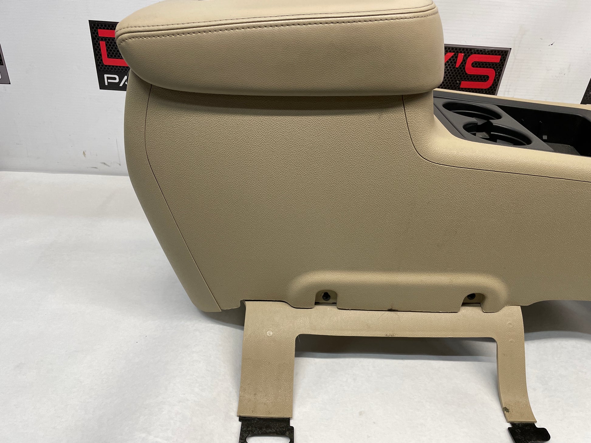 2009 GMC Sierra 2500HD SLT Center Console Arm Rest Cashmere Tan OEM - Day's Parts Yard
