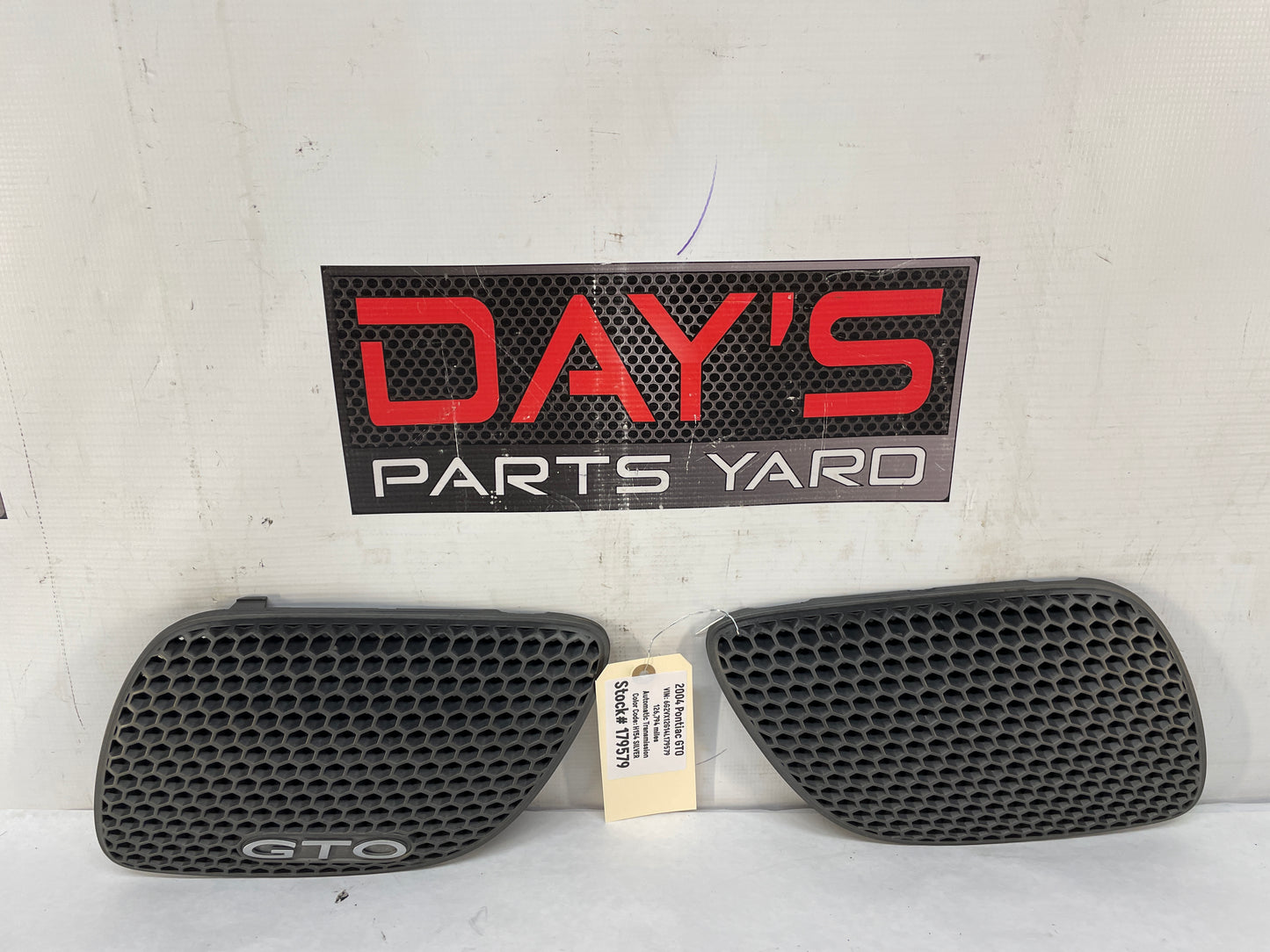 2004 Pontiac GTO RH & LH Front Bumper Upper Kidney Grilles OEM