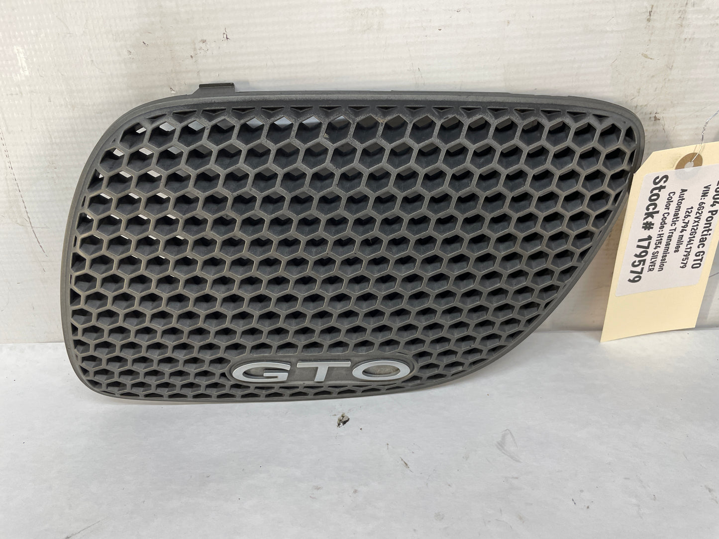 2004 Pontiac GTO RH & LH Front Bumper Upper Kidney Grilles OEM