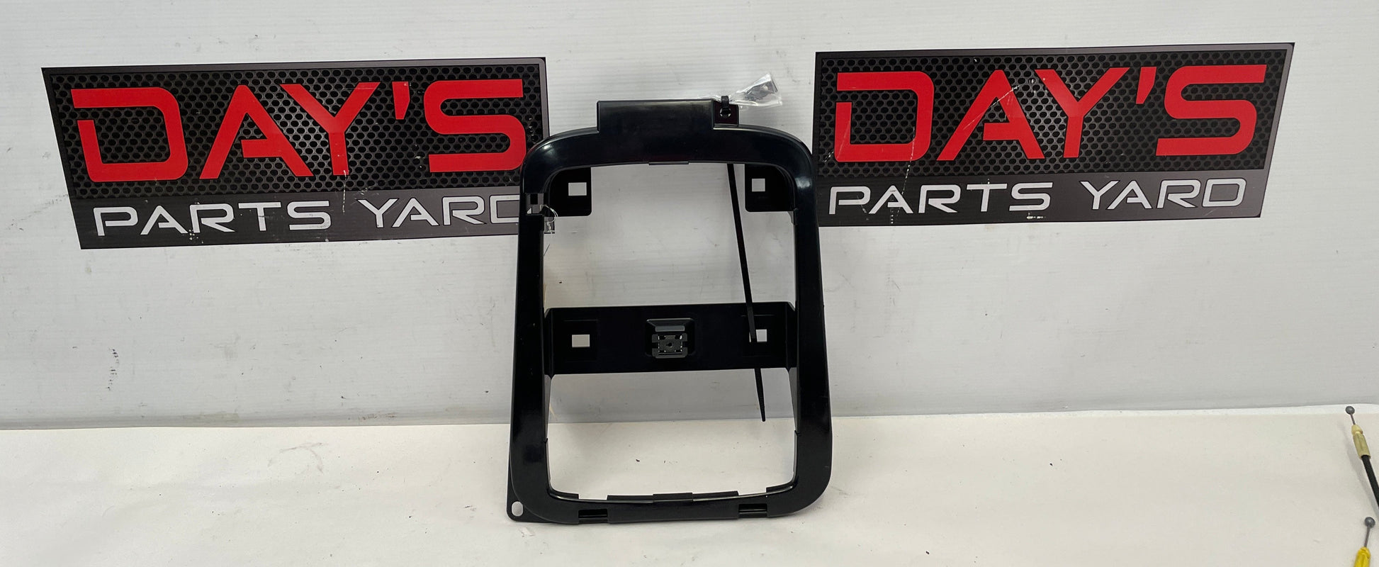 2009 Pontiac G8 GT Over Head Dome Light Frame w/ Hardware OEM - Day's Parts Yard