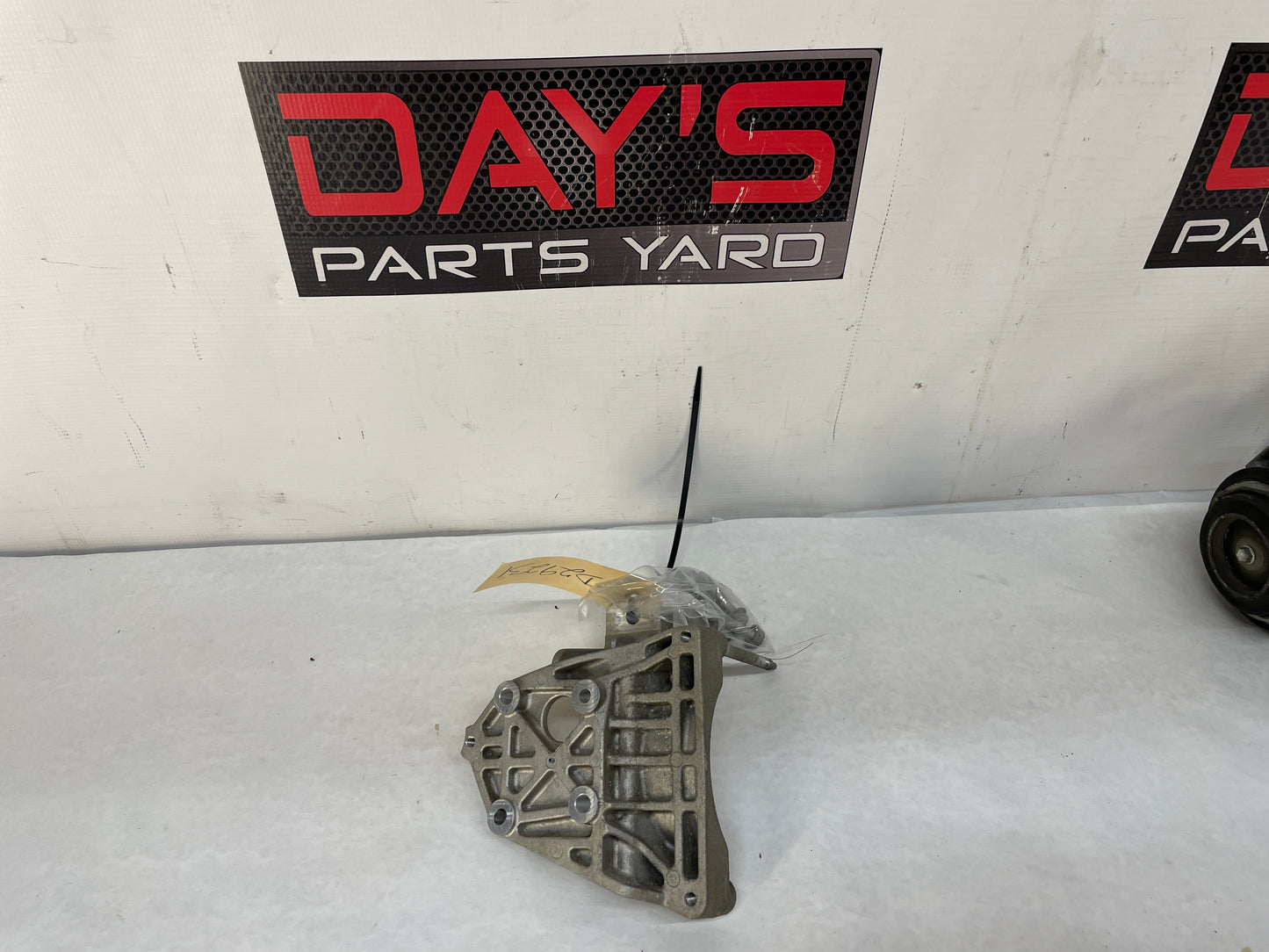 2018 Chevy Camaro ZL1 AC A/C Air Conditioner Compressor Bracket w/ Hardware OEM