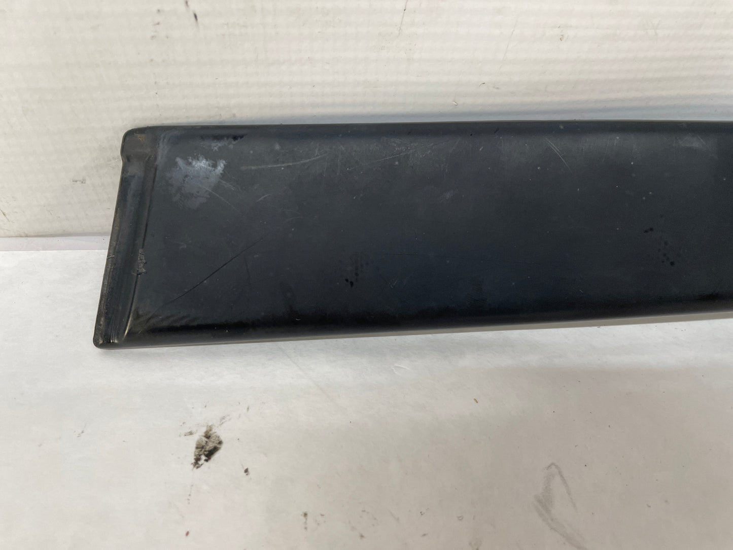 2004 Pontiac GTO RH Passenger Exterior B Pillar Window Trim Applique Cover OEM