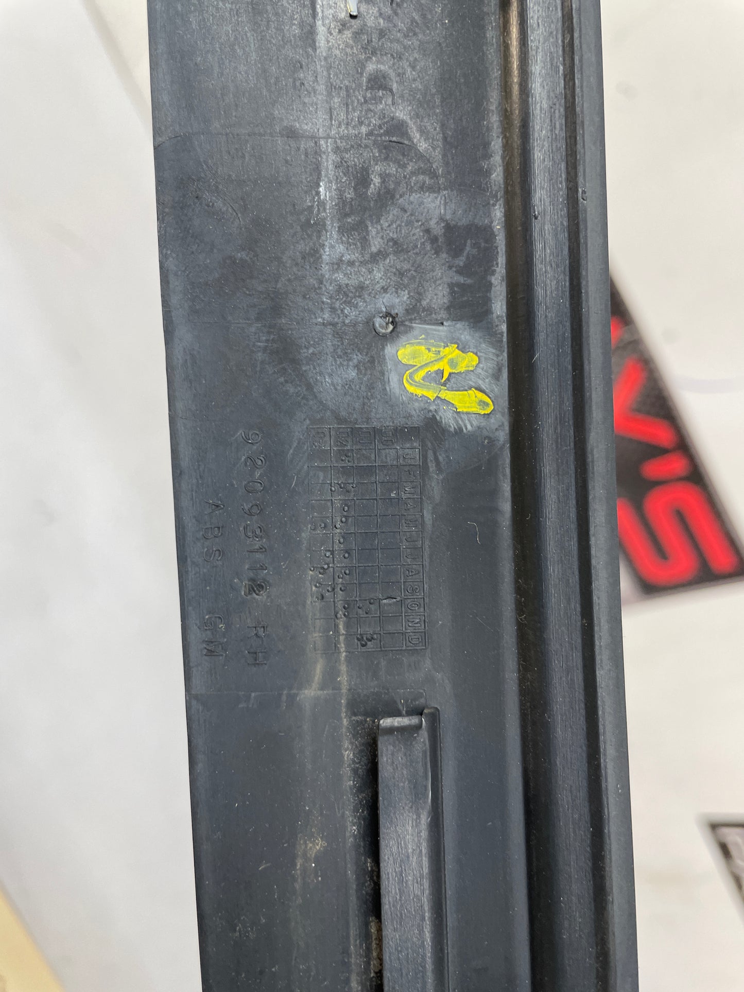 2004 Pontiac GTO RH Passenger Exterior B Pillar Window Trim Applique Cover OEM