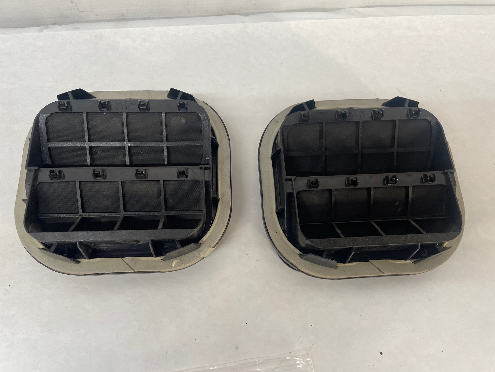 2009 Pontiac G8 GT RH Passenger Rear Positive Air Vent OEM - Day's Parts Yard