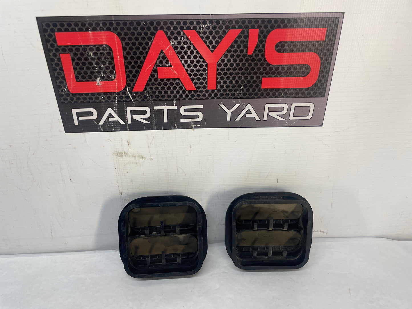 2009 Pontiac G8 GT LH Driver Rear Positive Air Vent OEM - Day's Parts Yard