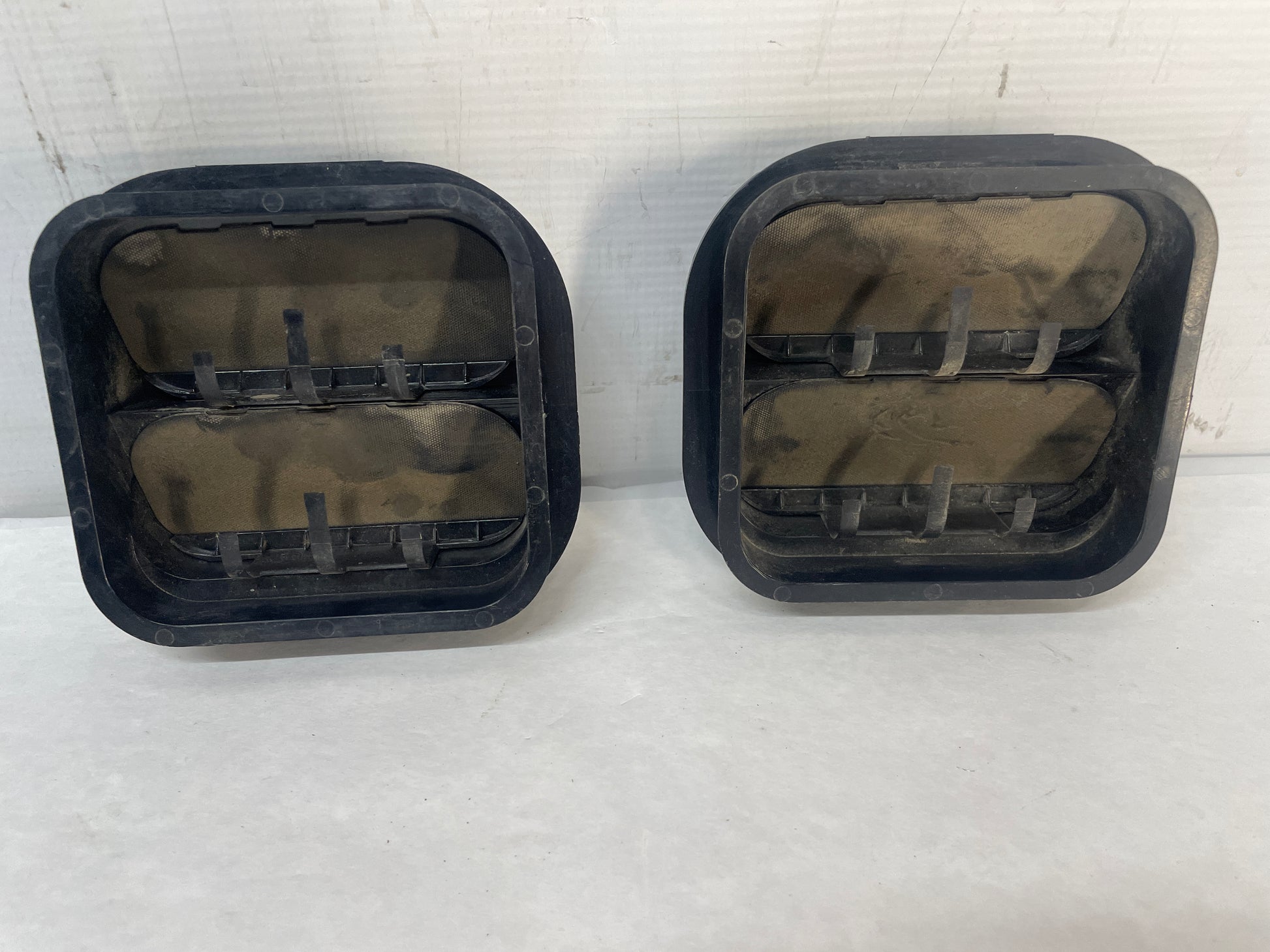 2009 Pontiac G8 GT LH Driver Rear Positive Air Vent OEM - Day's Parts Yard