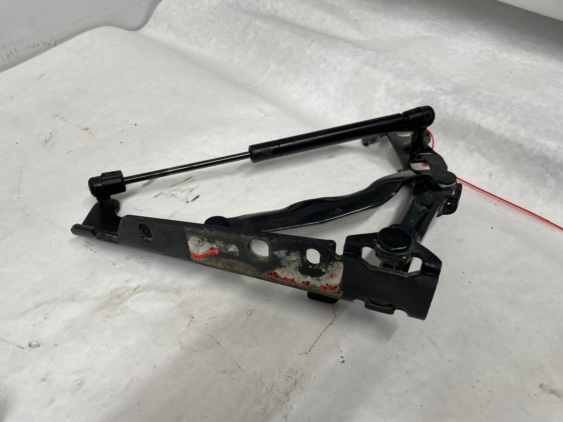 2008 Chevy Corvette RH & LH Trunk Hinges OEM - Day's Parts Yard