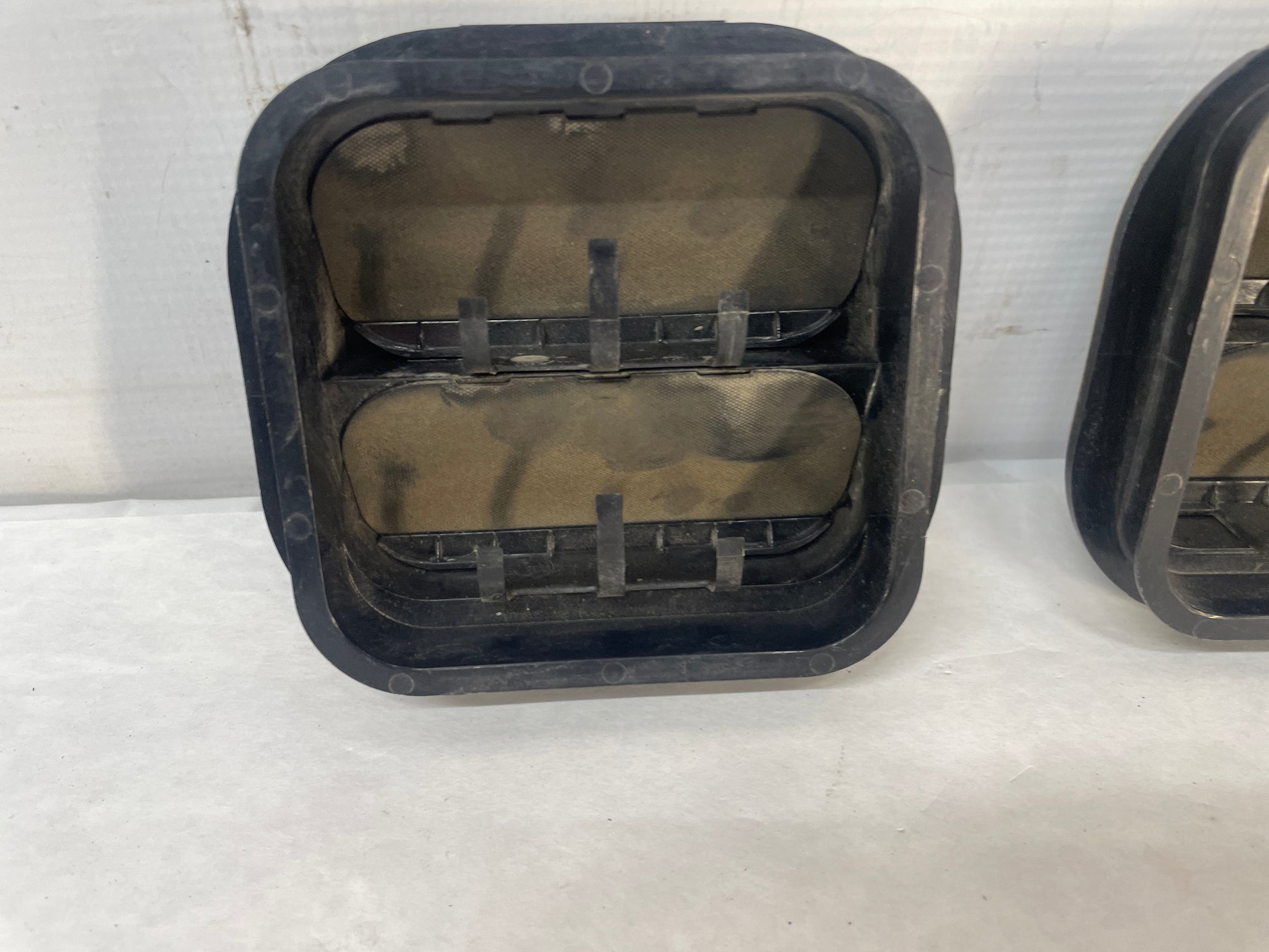 2009 Pontiac G8 GT LH Driver Rear Positive Air Vent OEM - Day's Parts Yard