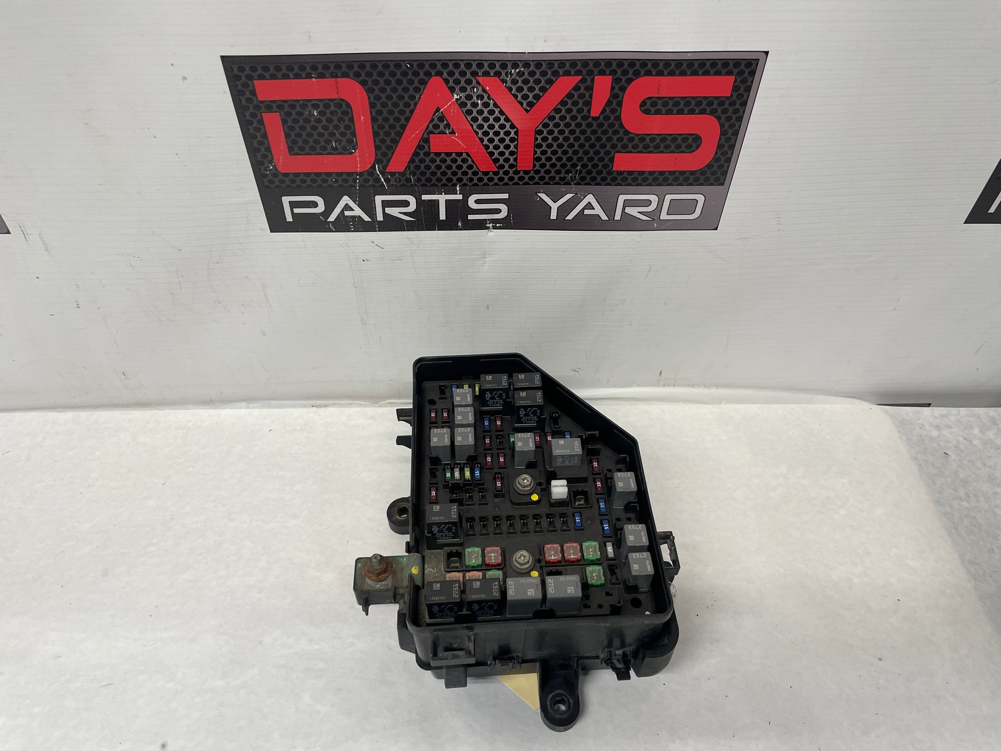 2008 Pontiac G8 Base Engine Bay Fuse Relay Box OEM - Day's Parts Yard