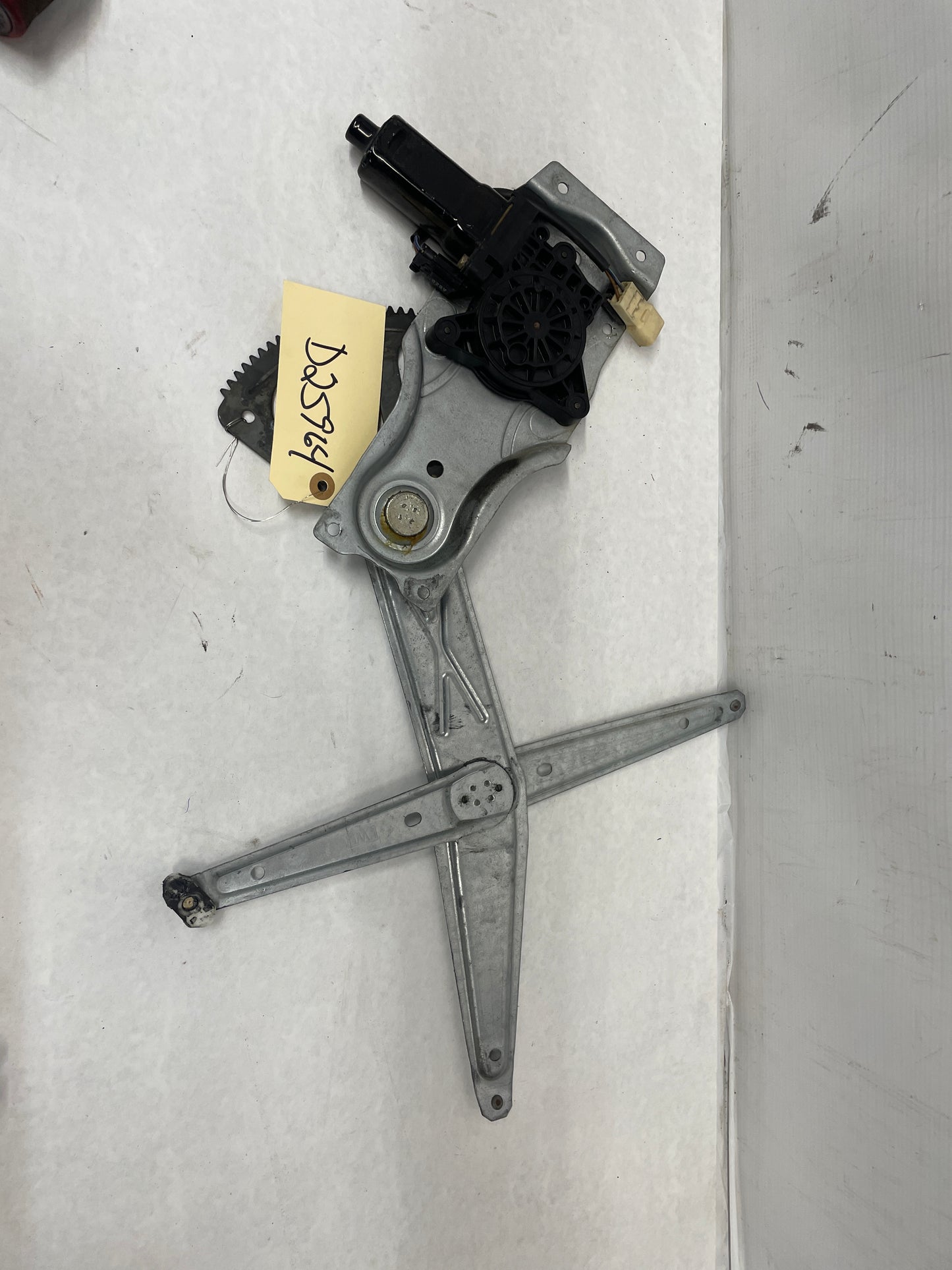 2006 Pontiac GTO LH Driver Front Window Regulator Motor OEM - Day's Parts Yard