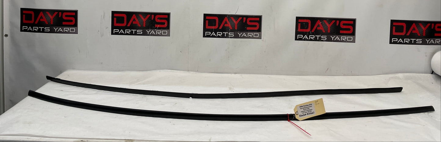 2006 Pontiac GTO RH & LH Roof Panel Joint Finish Trim Molding OEM - Day's Parts Yard