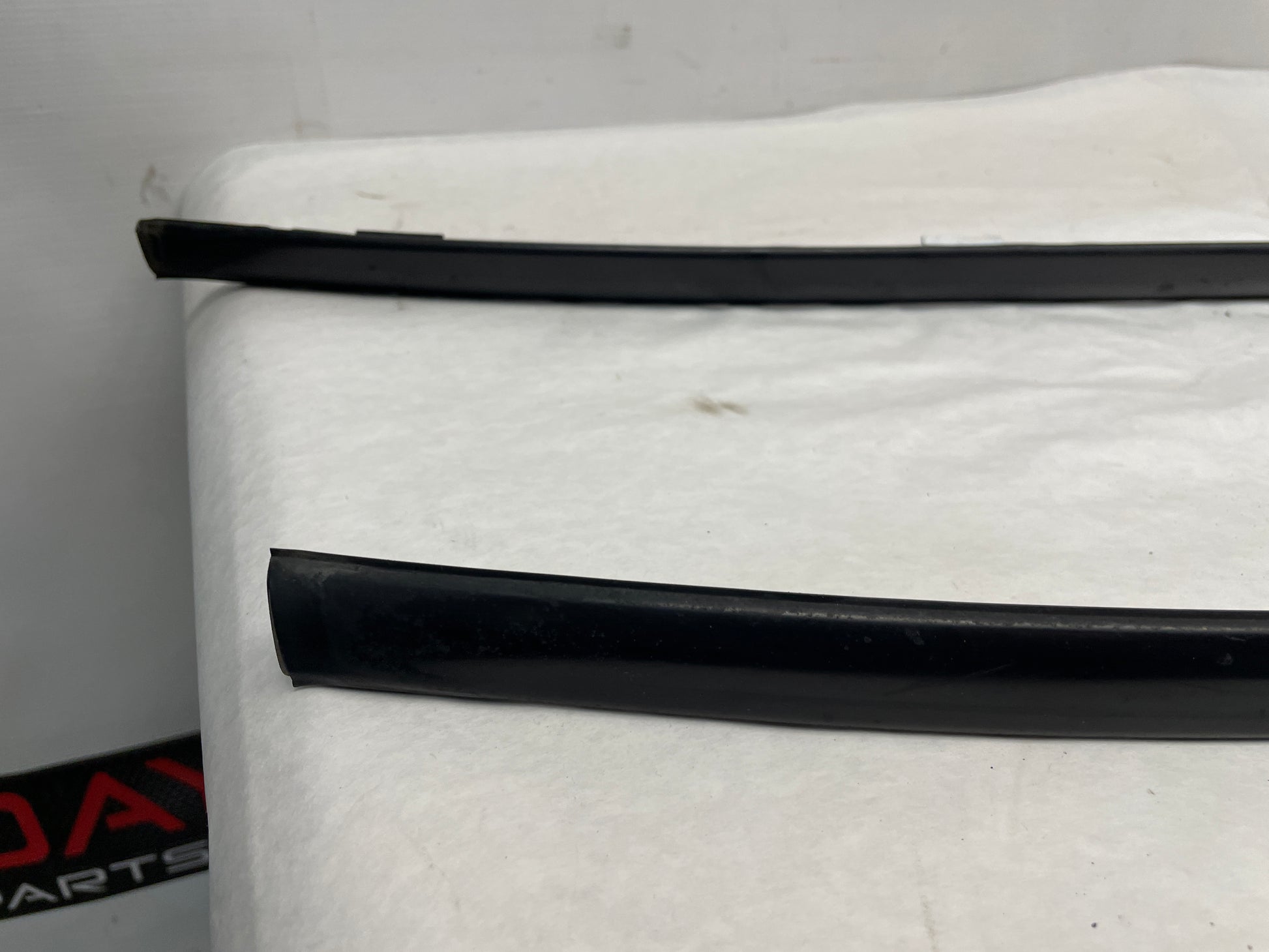 2006 Pontiac GTO RH & LH Roof Panel Joint Finish Trim Molding OEM - Day's Parts Yard