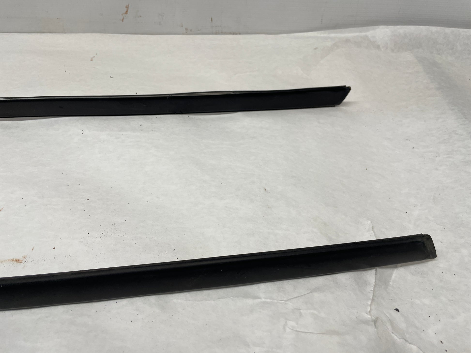 2006 Pontiac GTO RH & LH Roof Panel Joint Finish Trim Molding OEM - Day's Parts Yard