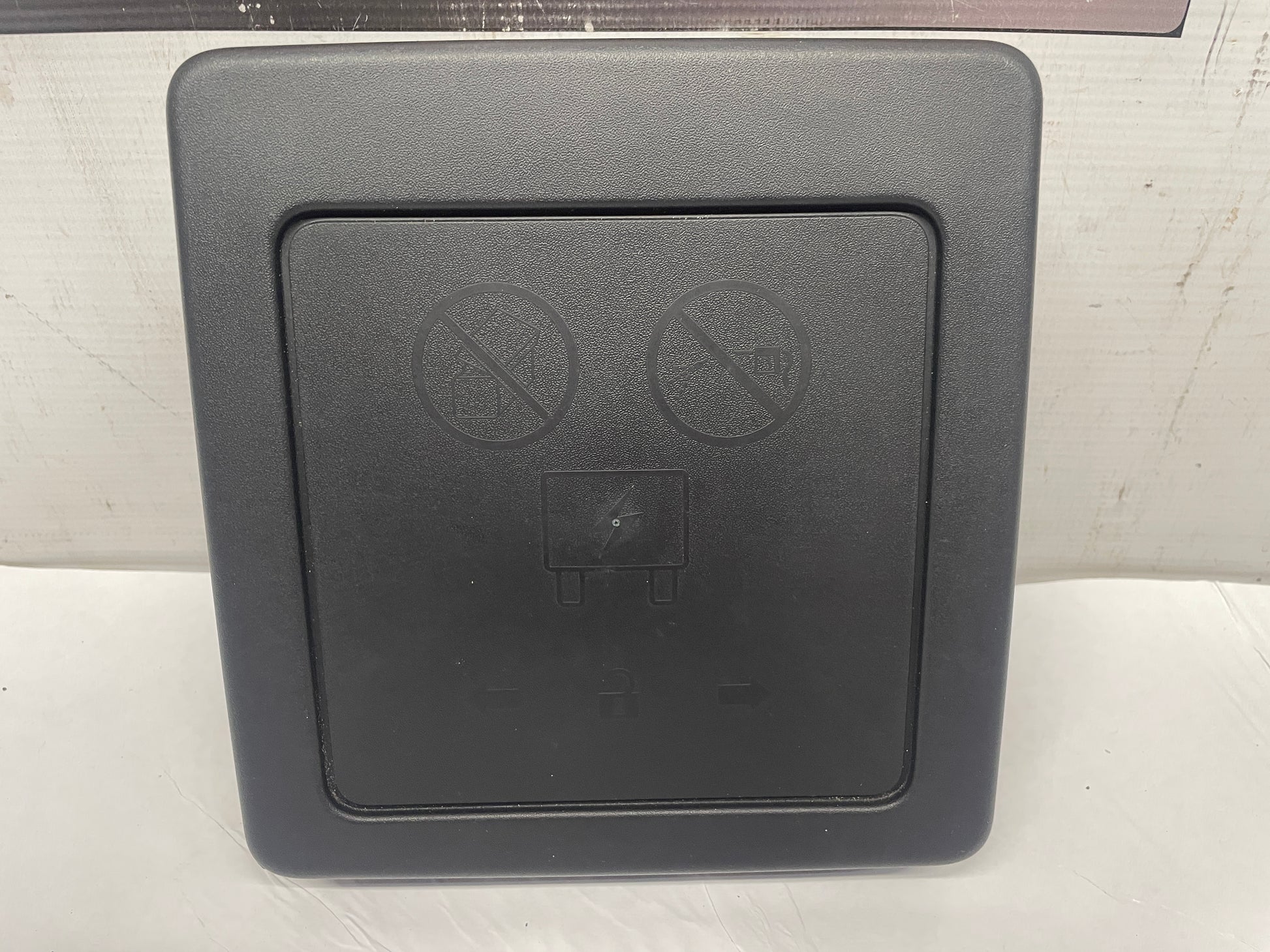 2016 Chevy SS Sedan Engine Bay Fuse Box Relay Wiring Junction Block Cover Lid OEM - Day's Parts Yard