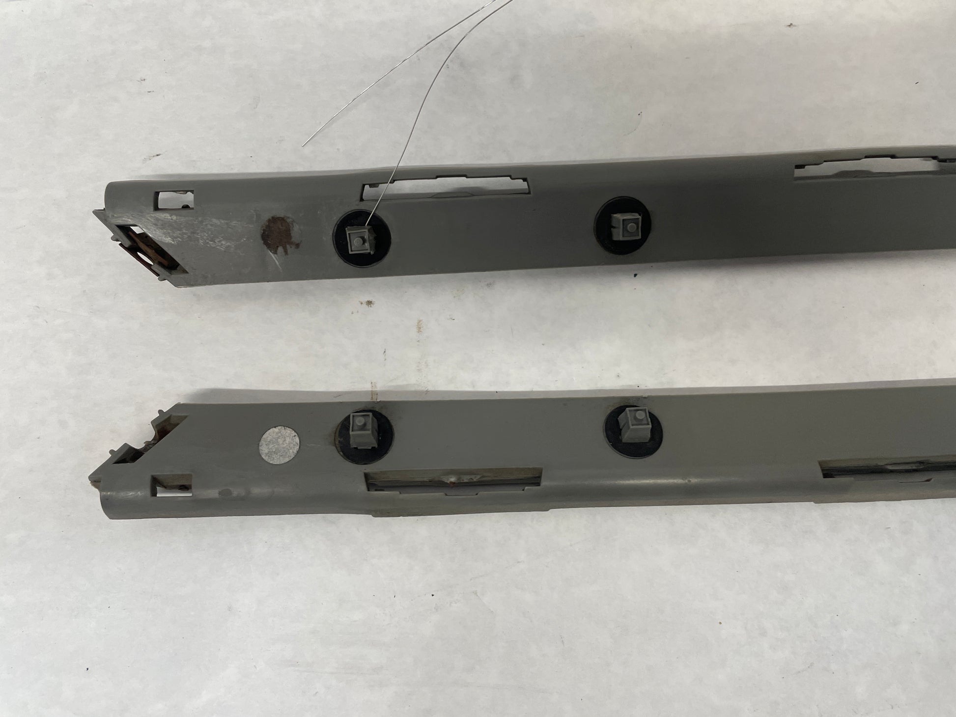 2006 Pontiac GTO RH & LH Rear Bumper Guide OEM - Day's Parts Yard