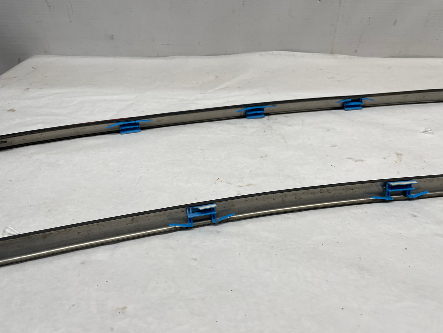 2006 Pontiac GTO RH & LH Roof Panel Joint Finish Trim Molding OEM - Day's Parts Yard