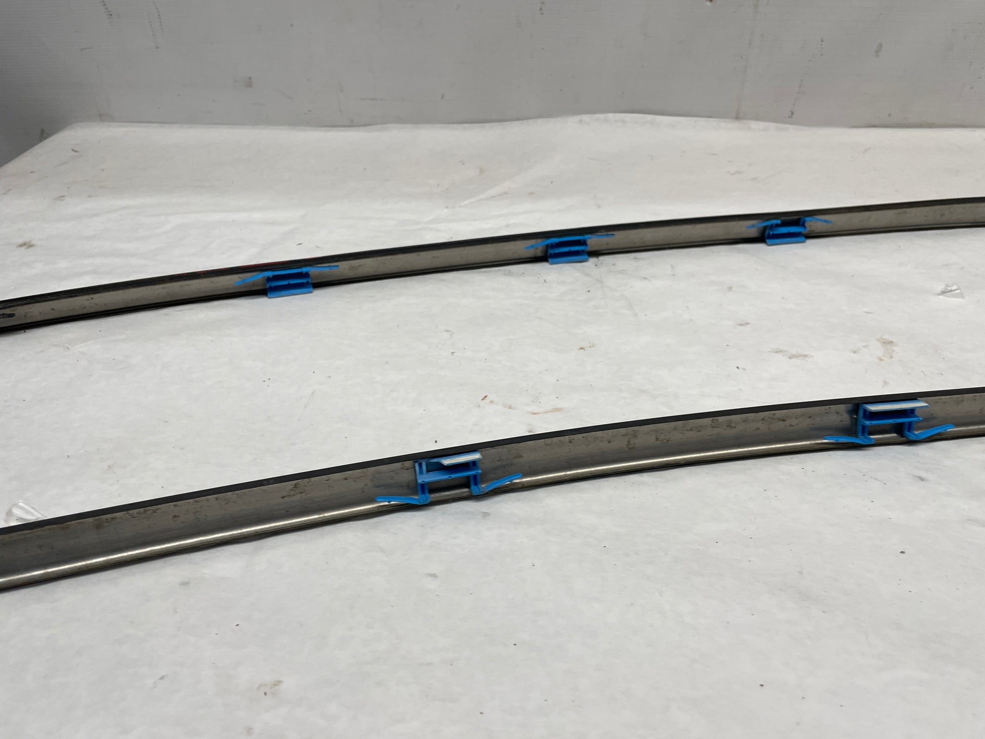 2006 Pontiac GTO RH & LH Roof Panel Joint Finish Trim Molding OEM - Day's Parts Yard