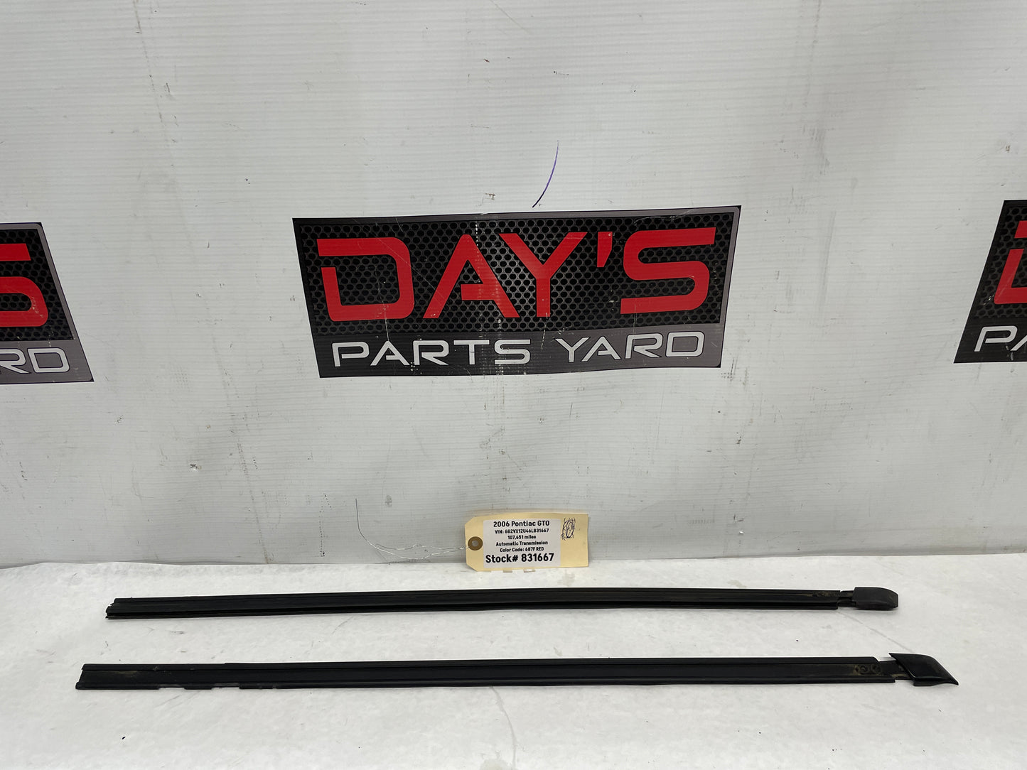2006 Pontiac GTO RH & LH Rear Window Glass Trim Retainer Moldings OEM - Day's Parts Yard