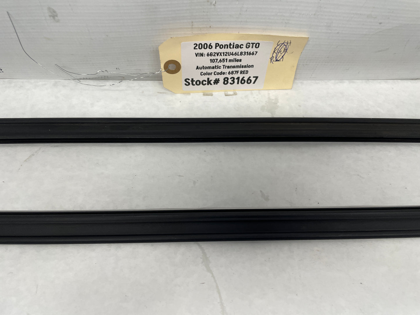 2006 Pontiac GTO RH & LH Rear Window Glass Trim Retainer Moldings OEM - Day's Parts Yard