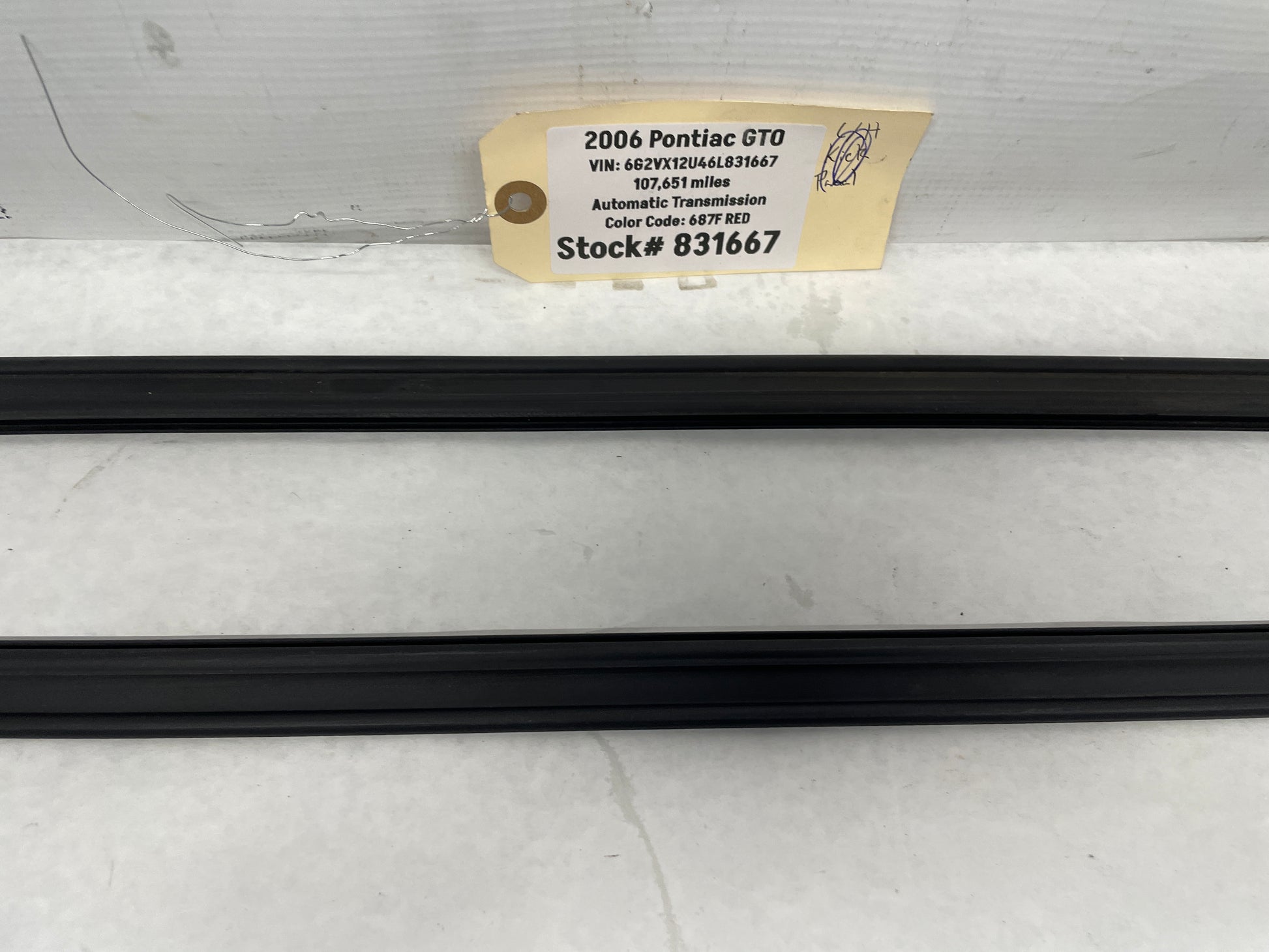 2006 Pontiac GTO RH & LH Rear Window Glass Trim Retainer Moldings OEM - Day's Parts Yard