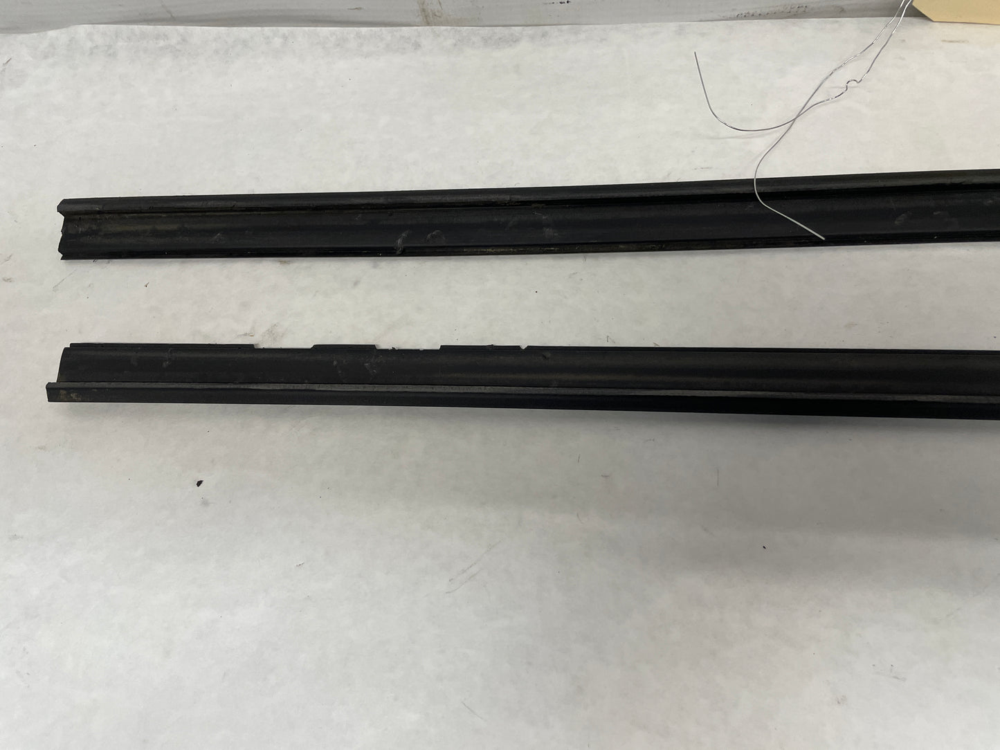 2006 Pontiac GTO RH & LH Rear Window Glass Trim Retainer Moldings OEM - Day's Parts Yard