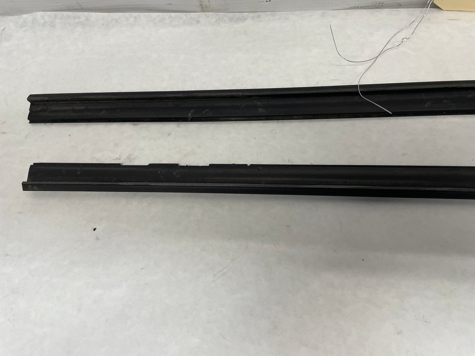 2006 Pontiac GTO RH & LH Rear Window Glass Trim Retainer Moldings OEM - Day's Parts Yard