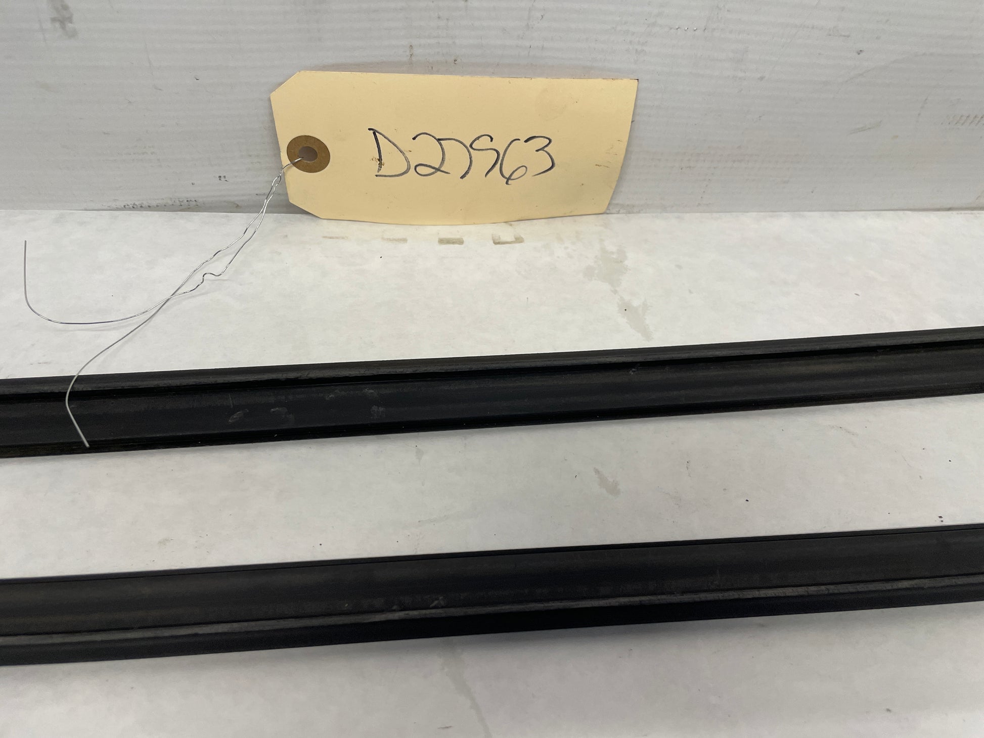 2006 Pontiac GTO RH & LH Rear Window Glass Trim Retainer Moldings OEM - Day's Parts Yard